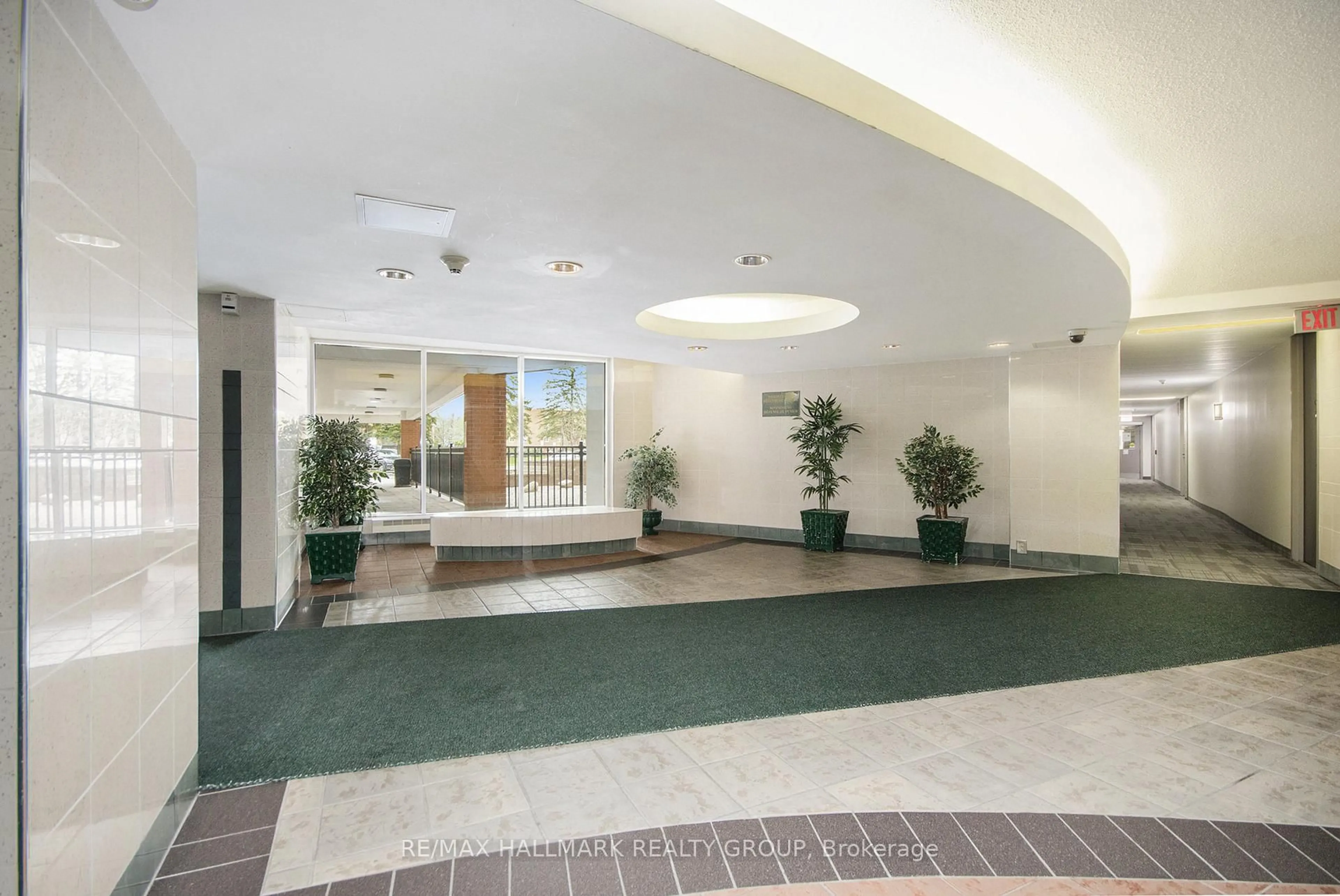 Indoor foyer for 2000 Jasmine Cres #1508, Ottawa Ontario K1J 8K4