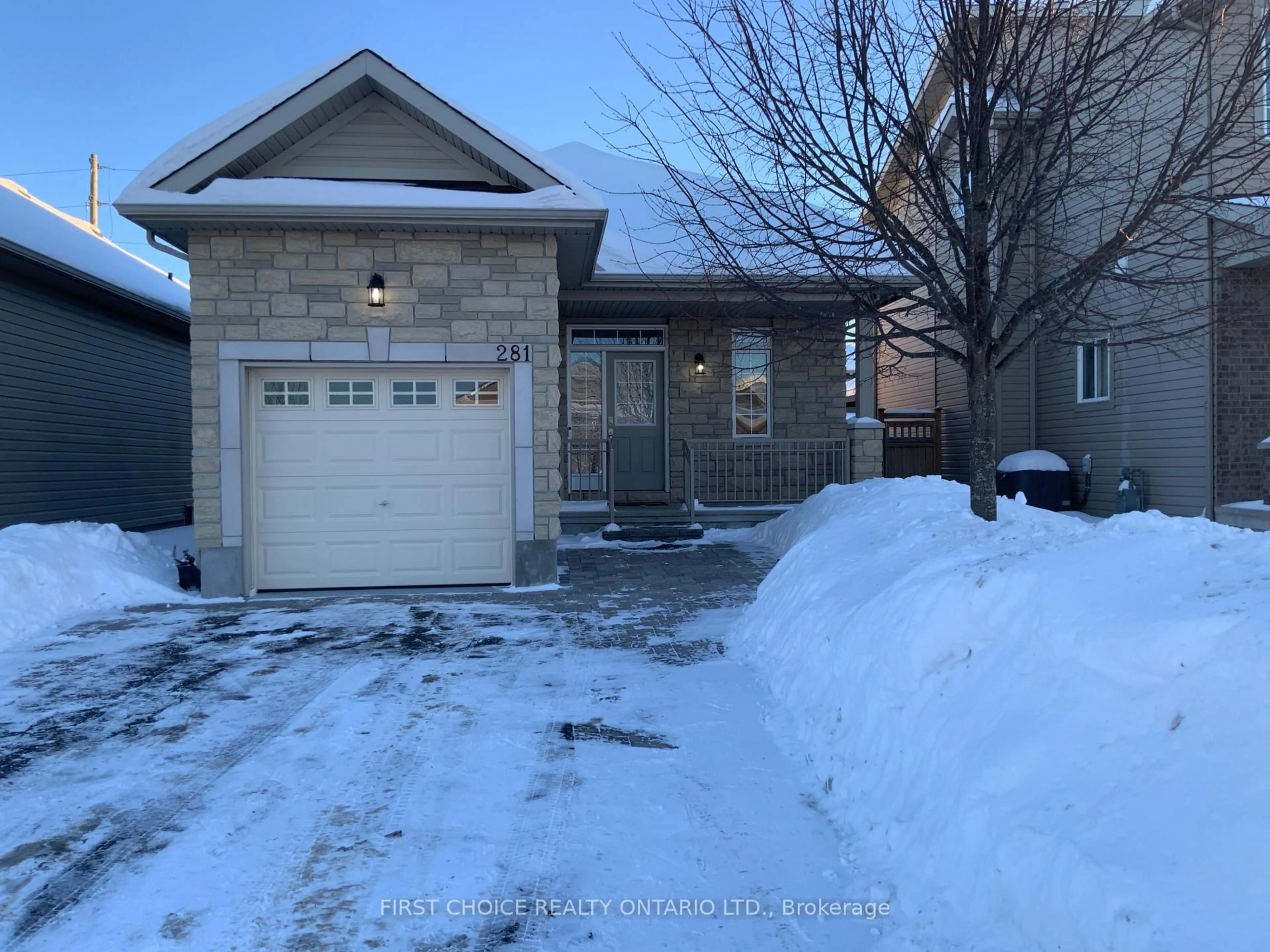 A pic from outside/outdoor area/front of a property/back of a property/a pic from drone, street for 281 Mercury St, Clarence-Rockland Ontario K4K 0G6