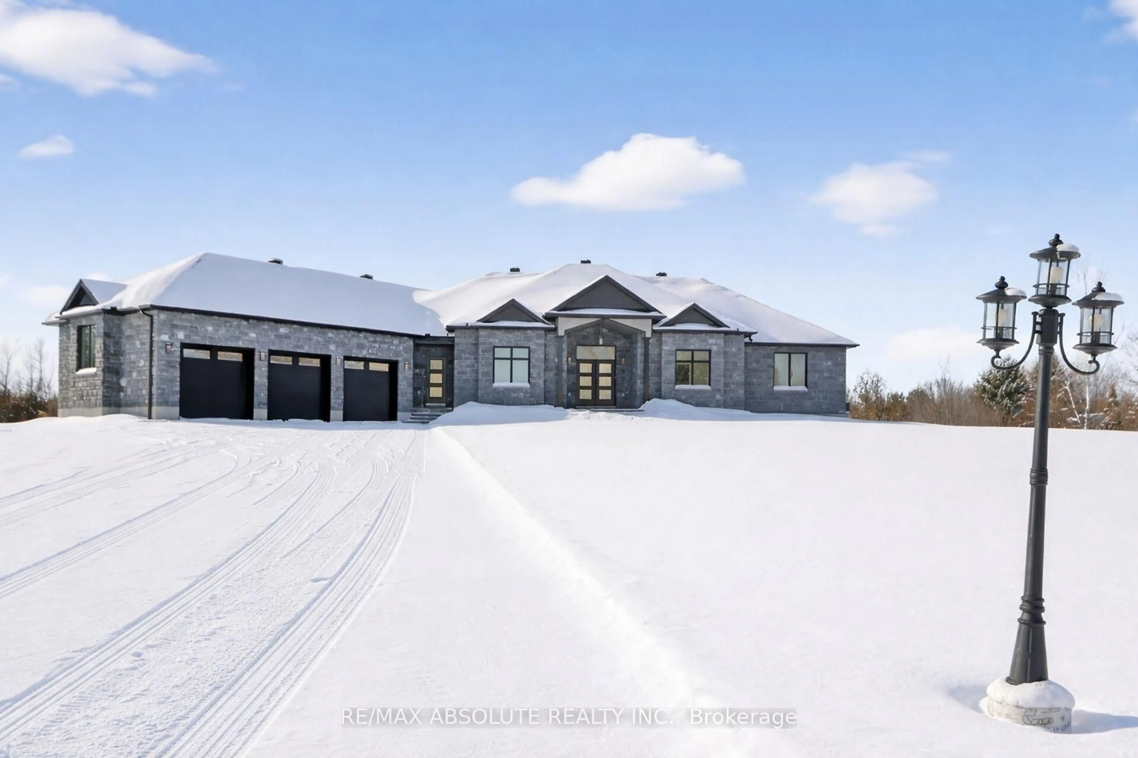 Indoor garage for 989 William Mooney Rd, Carp Ontario K0A 1L0