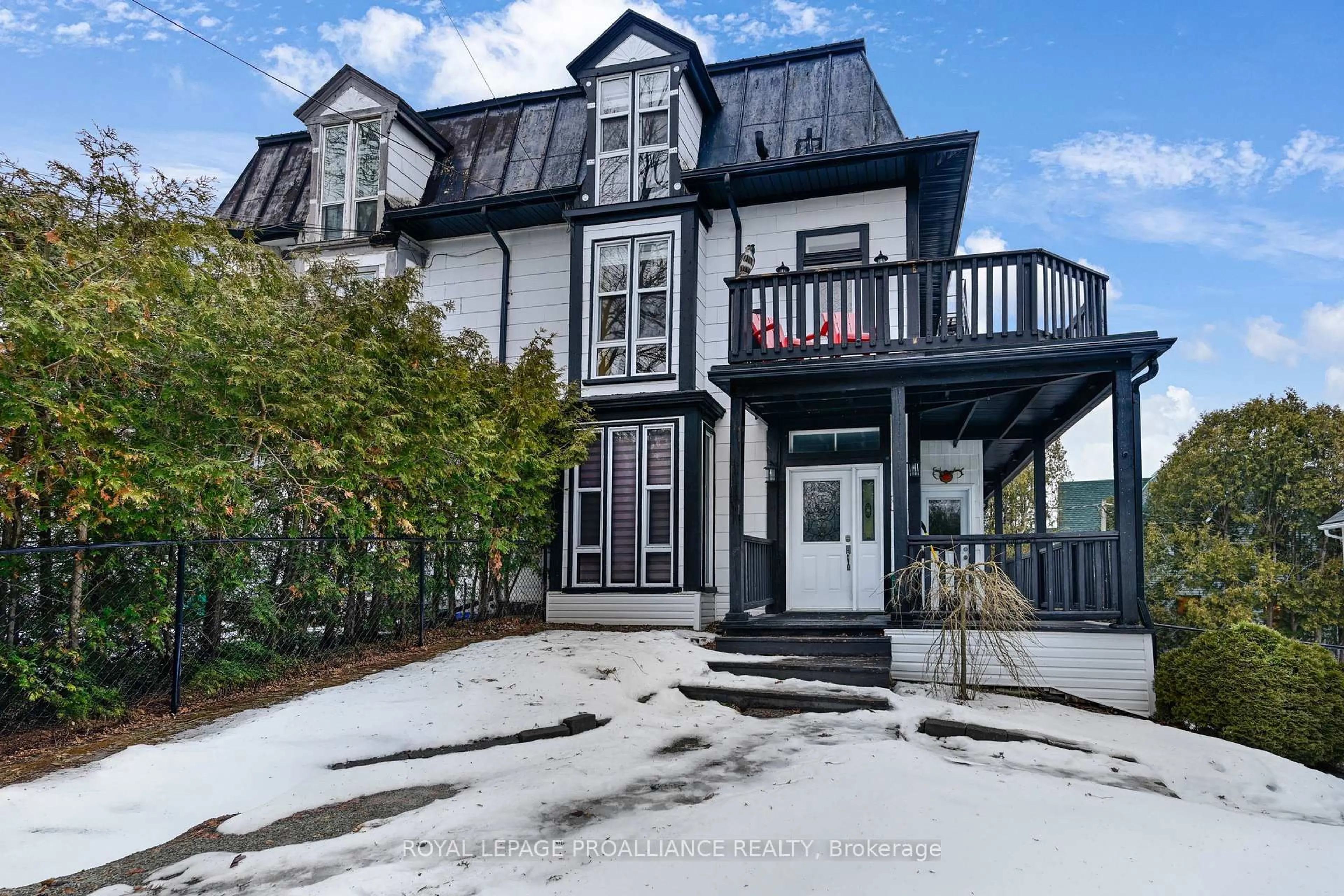 A pic from outside/outdoor area/front of a property/back of a property/a pic from drone, street for 372 King St, Brockville Ontario K6V 3S6