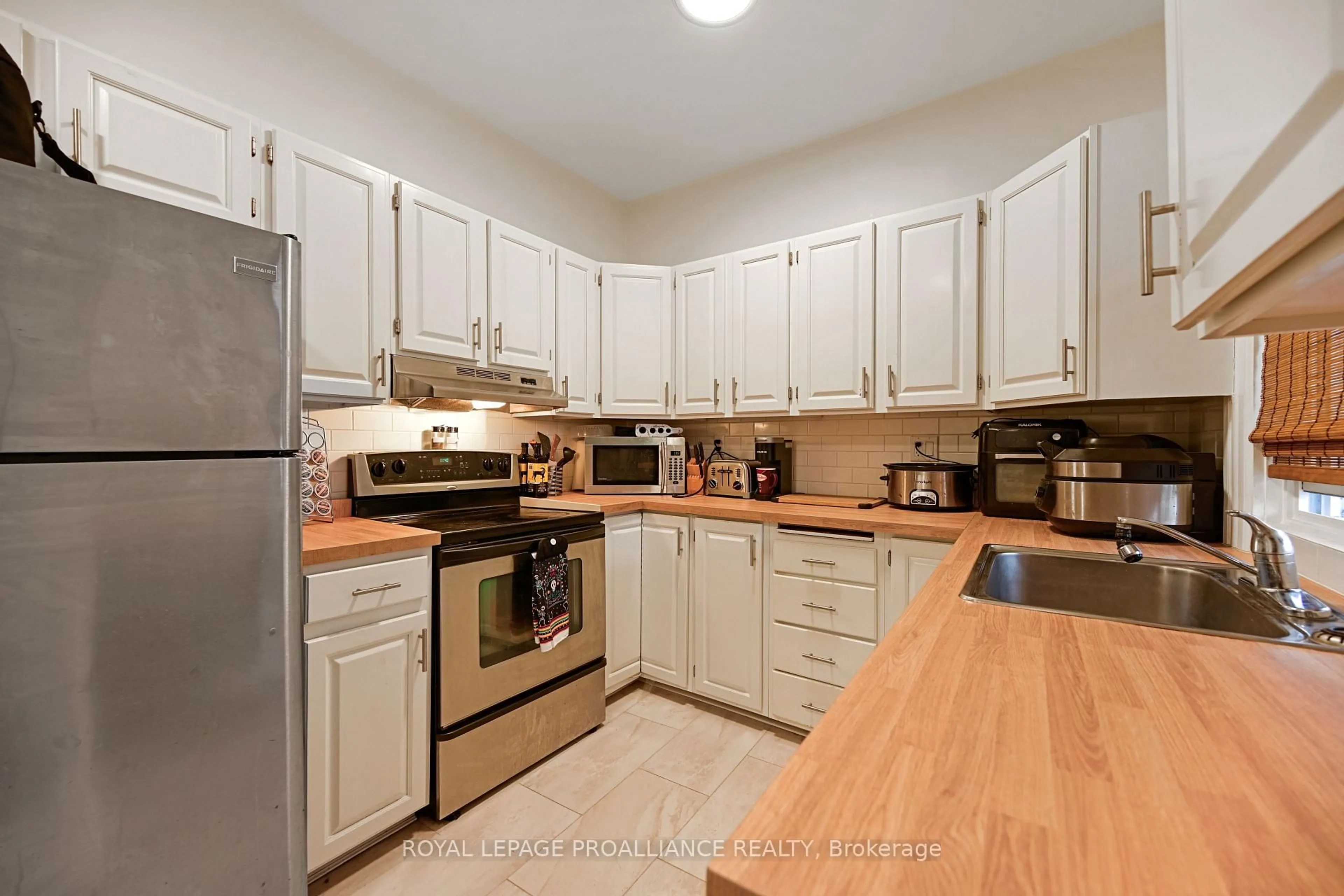 Standard kitchen, unknown for 372 King St, Brockville Ontario K6V 3S6