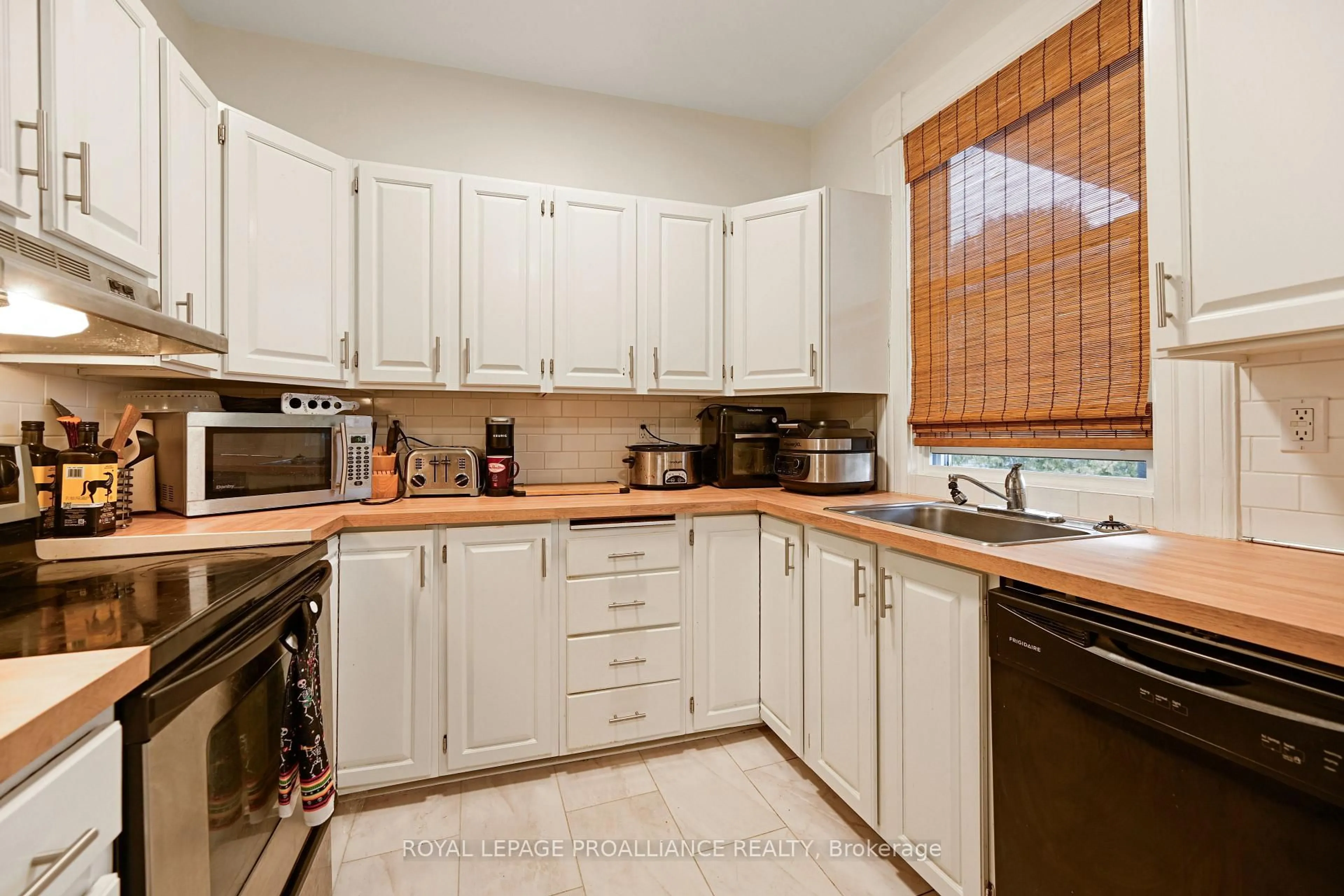 Standard kitchen, unknown for 372 King St, Brockville Ontario K6V 3S6