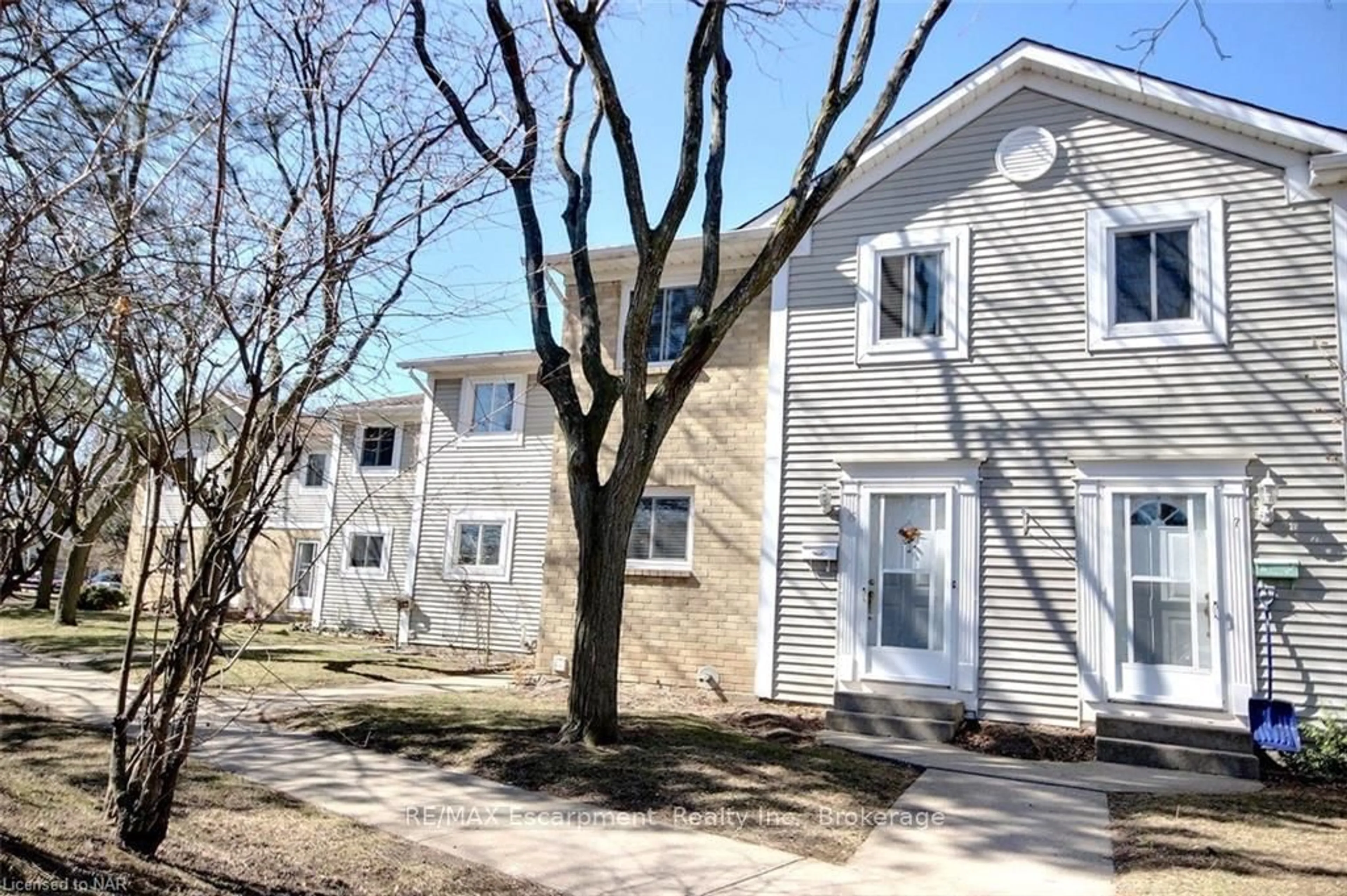 A pic from outside/outdoor area/front of a property/back of a property/a pic from drone, street for 38 Elma St #6, St. Catharines Ontario L2N 6Z3