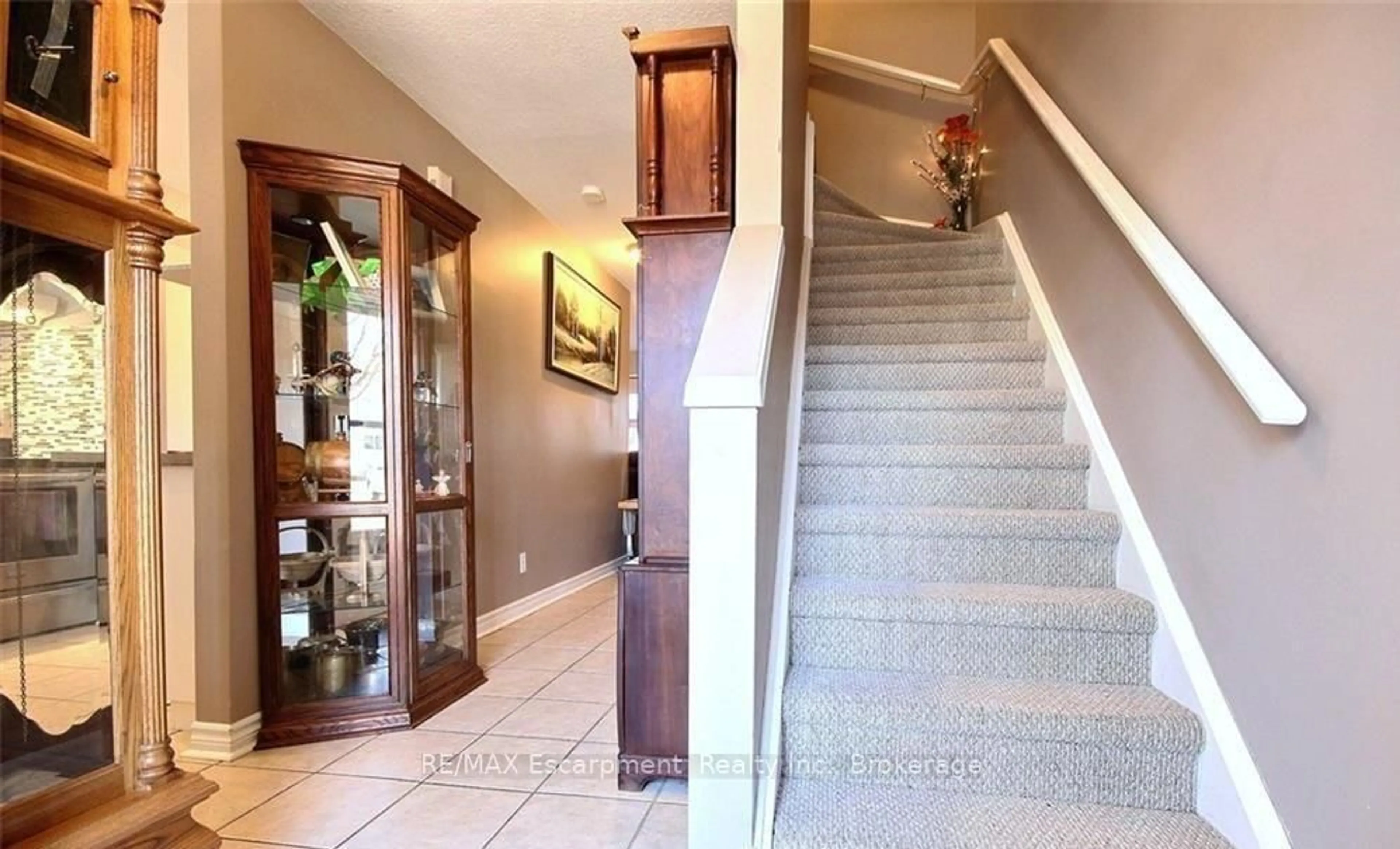 Indoor foyer for 38 Elma St #6, St. Catharines Ontario L2N 6Z3