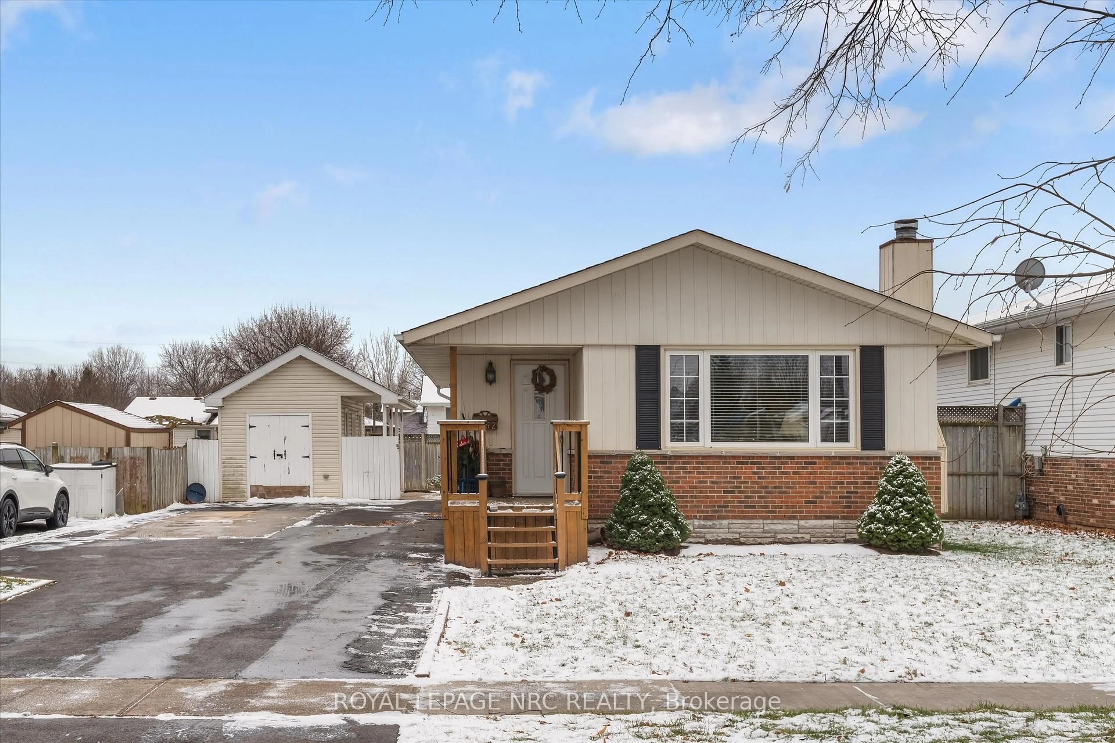 Home with vinyl exterior material, street for 7952 Tad St, Niagara Falls Ontario L2H 1H7