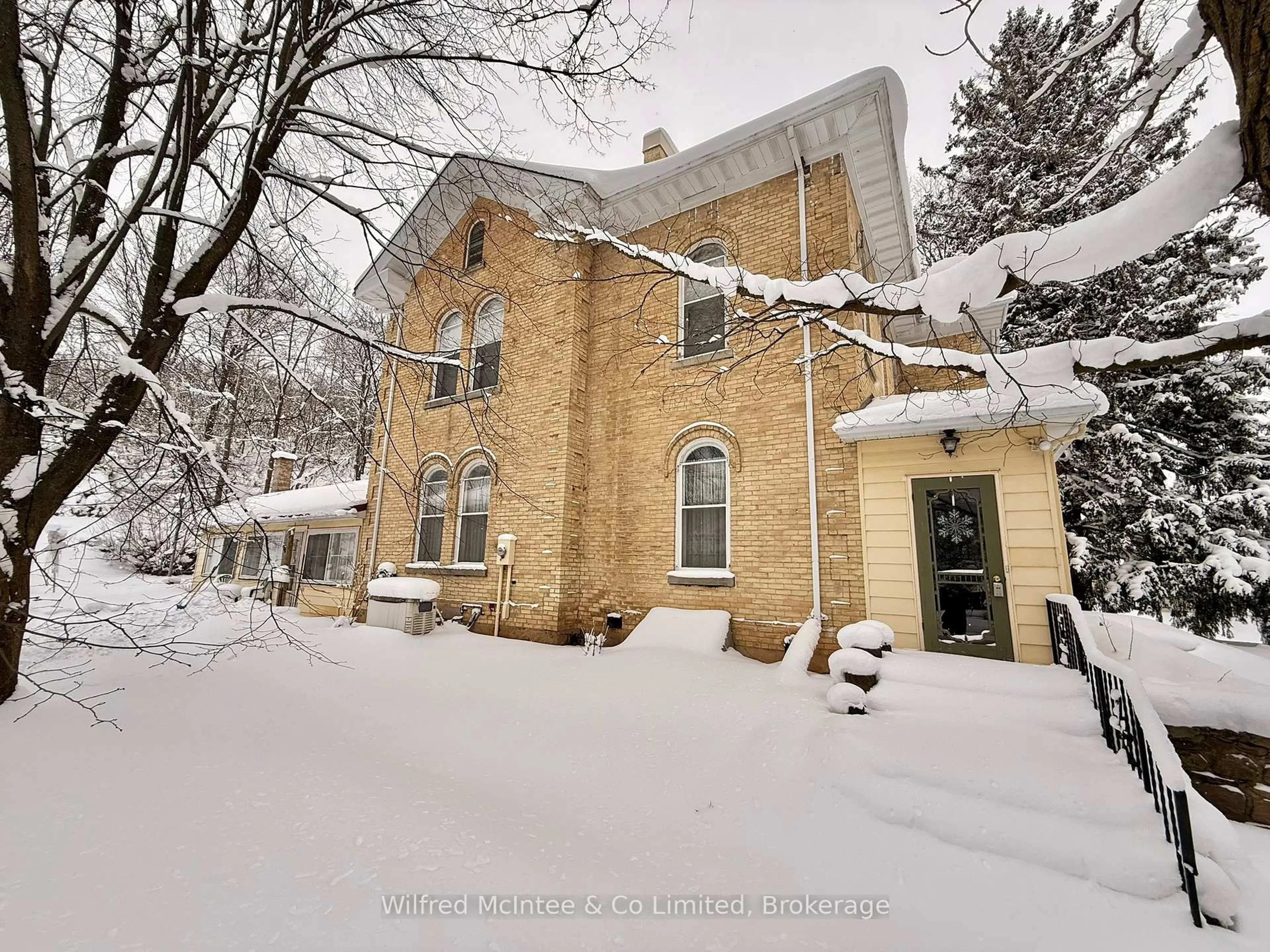 A pic from outside/outdoor area/front of a property/back of a property/a pic from drone, building for 538 Queen St, Arran-Elderslie Ontario N0G 2N0