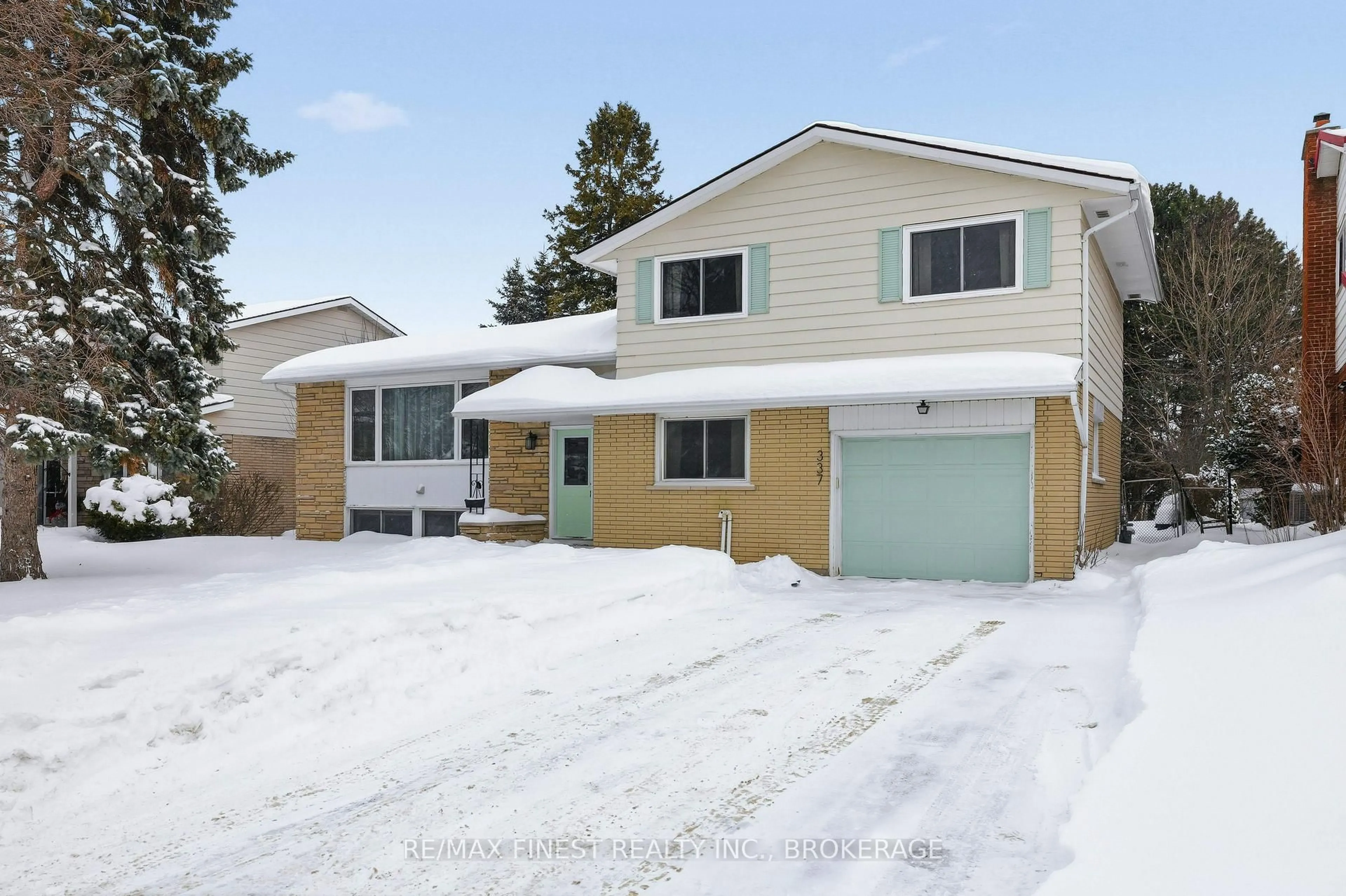 Home with vinyl exterior material, street for 337 Avenue Rd, Kingston Ontario K7M 1C8