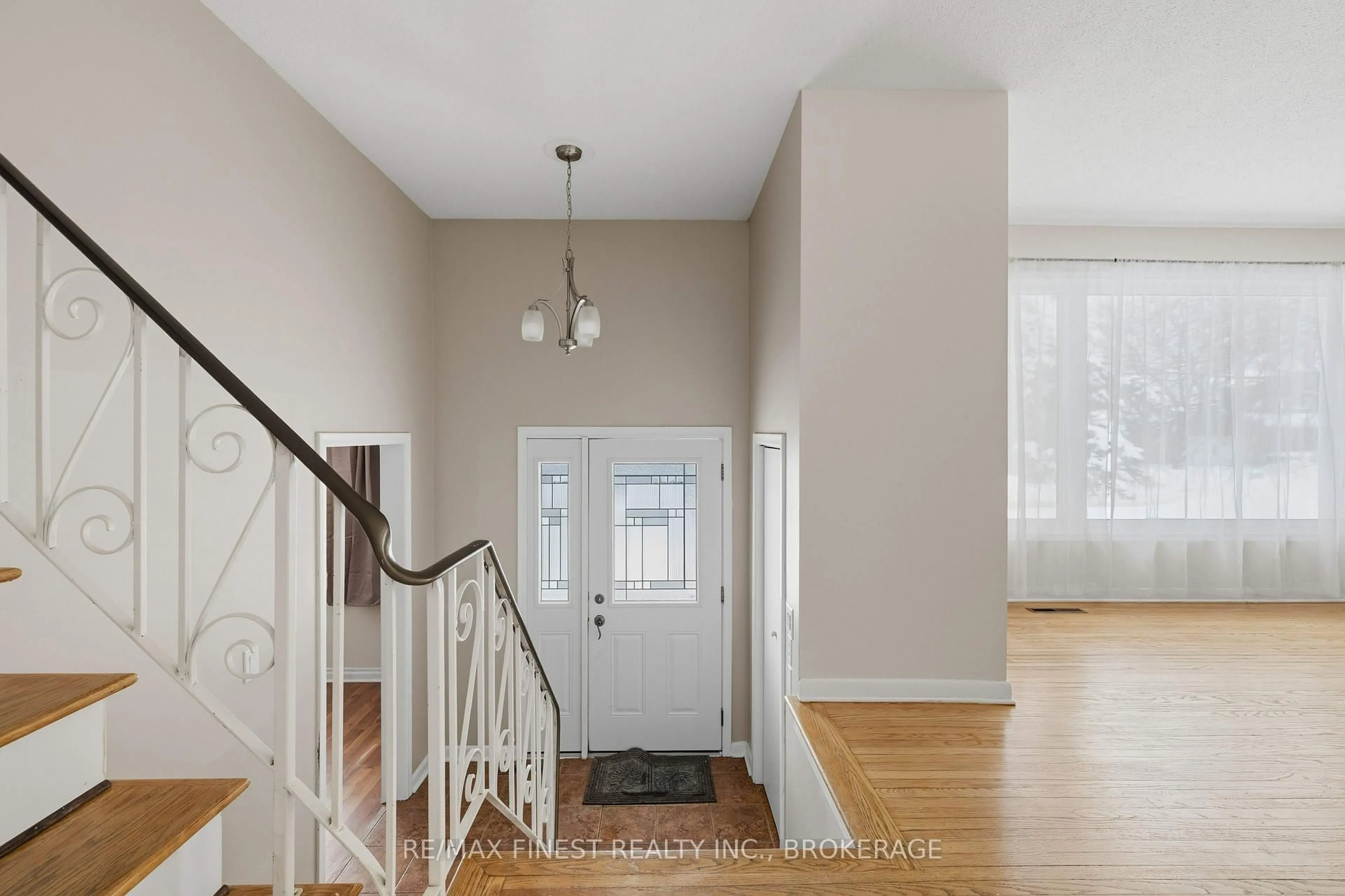Indoor entryway for 337 Avenue Rd, Kingston Ontario K7M 1C8