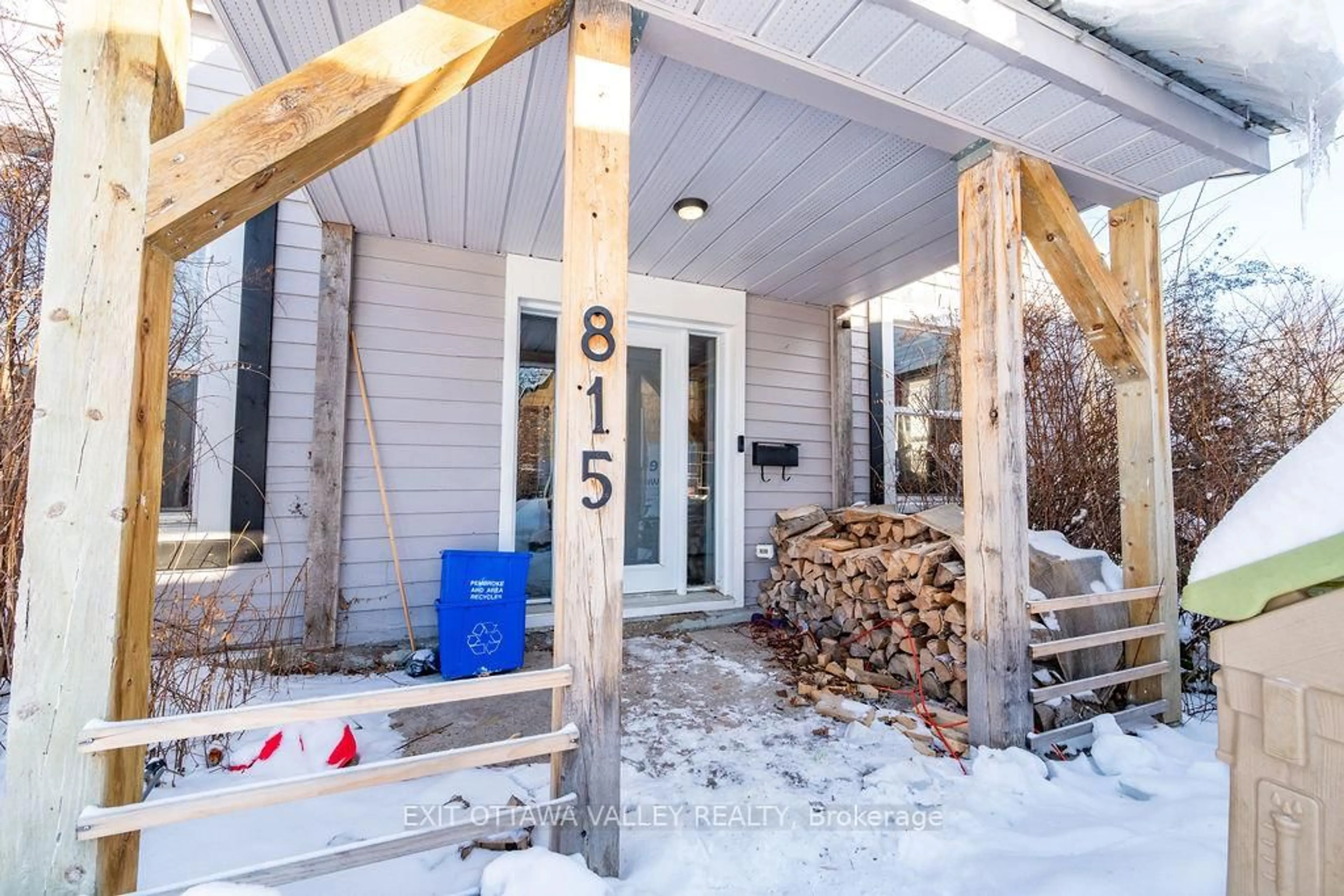 Indoor entryway for 815 Pembroke St, Pembroke Ontario K8A 5P5