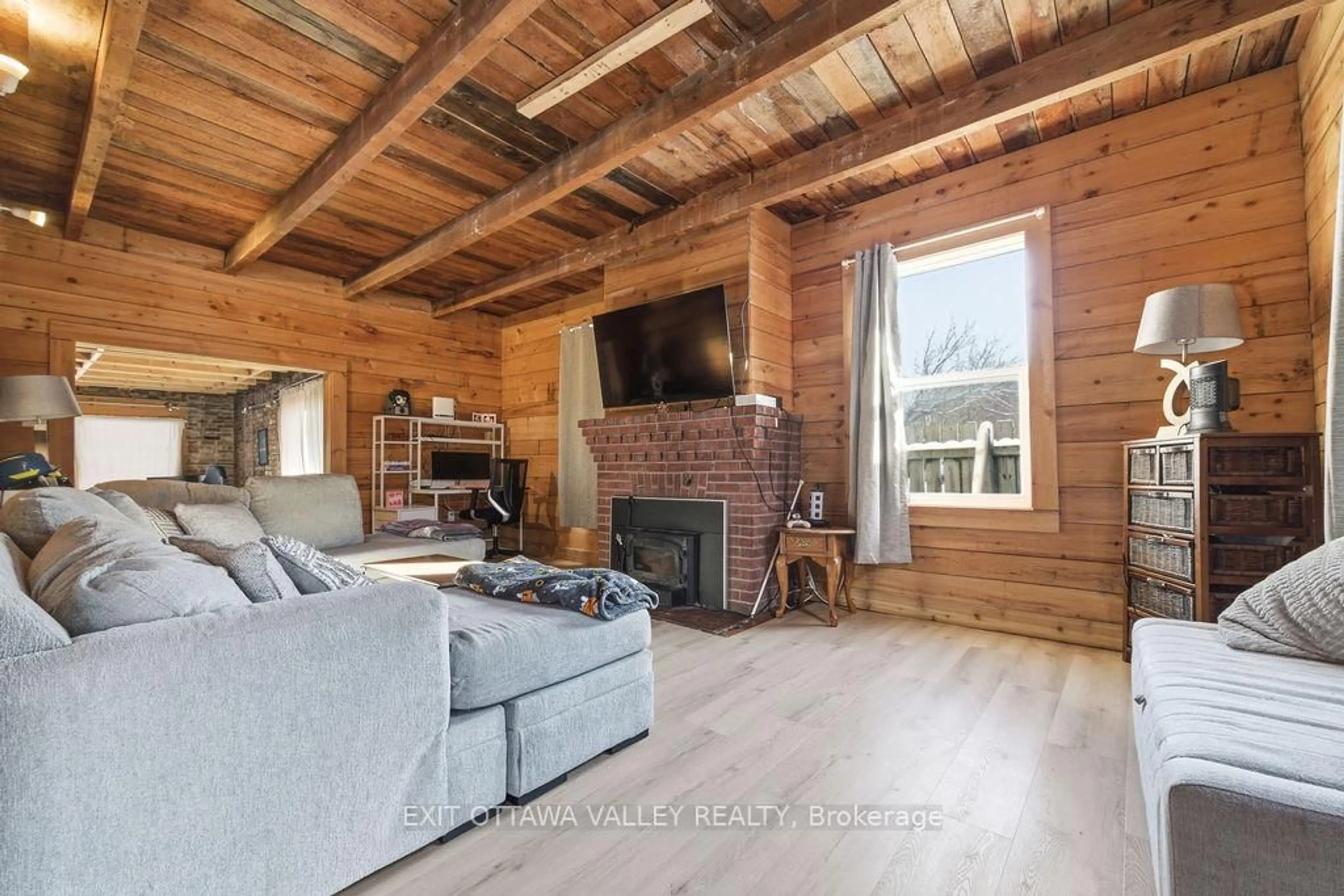 Living room with furniture, wood/laminate floor for 815 Pembroke St, Pembroke Ontario K8A 5P5