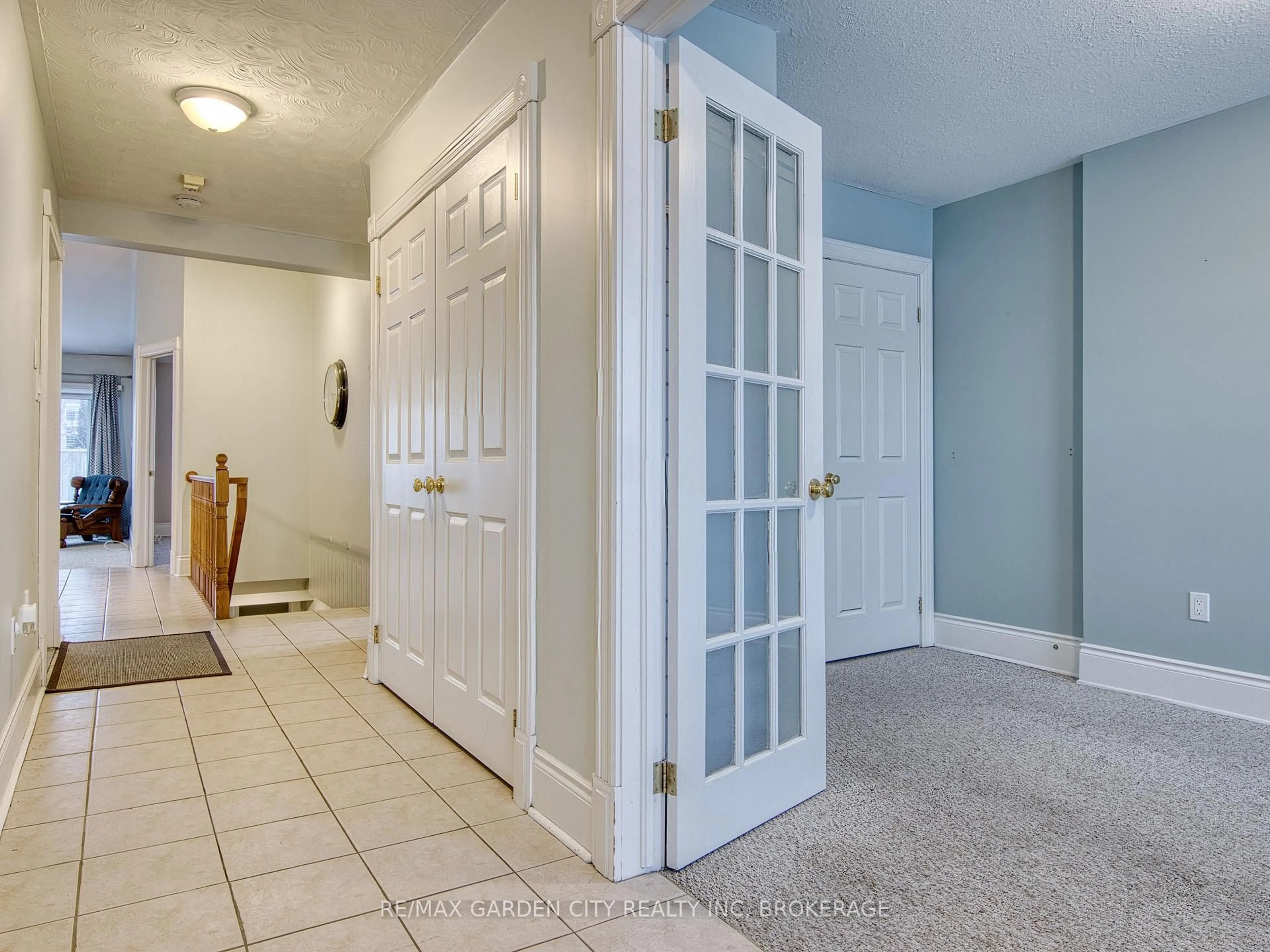 Indoor entryway for 6191 Shane Cres, Niagara Falls Ontario L2J 4K9