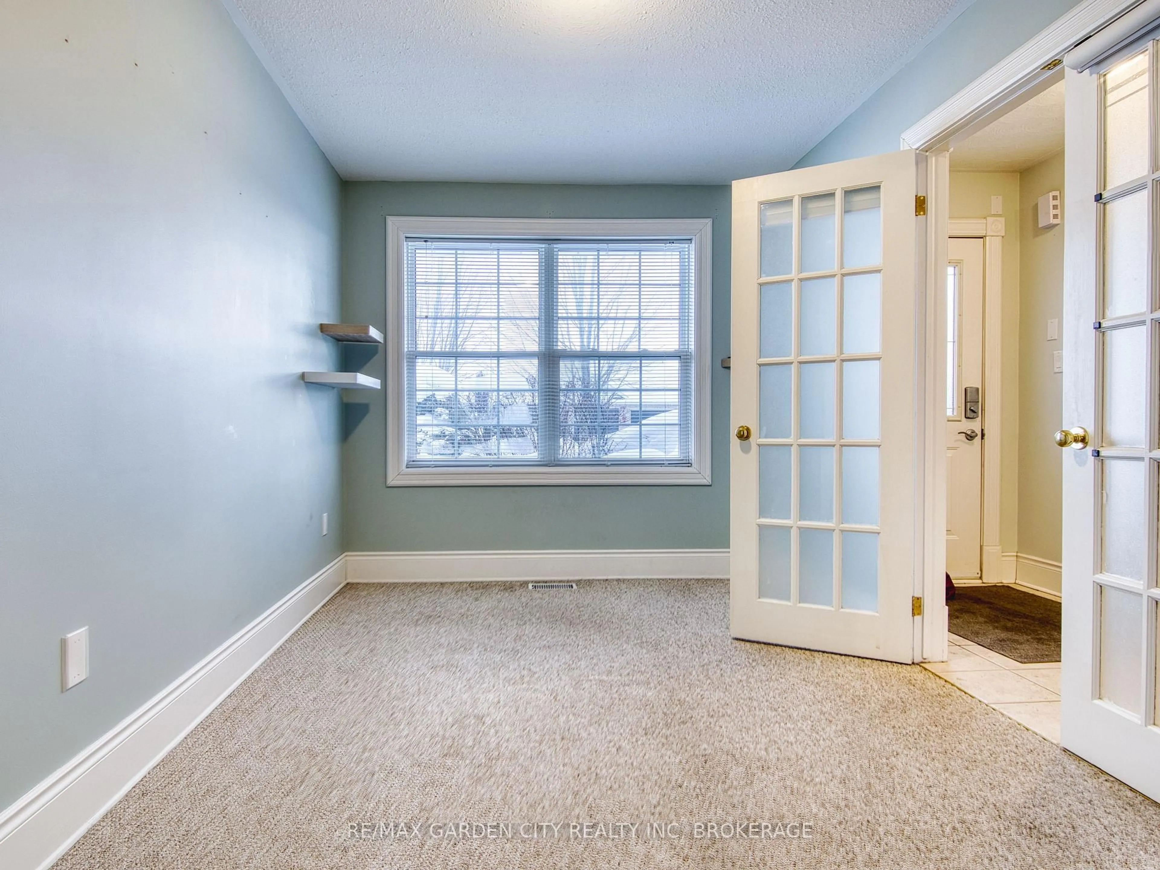 Indoor entryway for 6191 Shane Cres, Niagara Falls Ontario L2J 4K9