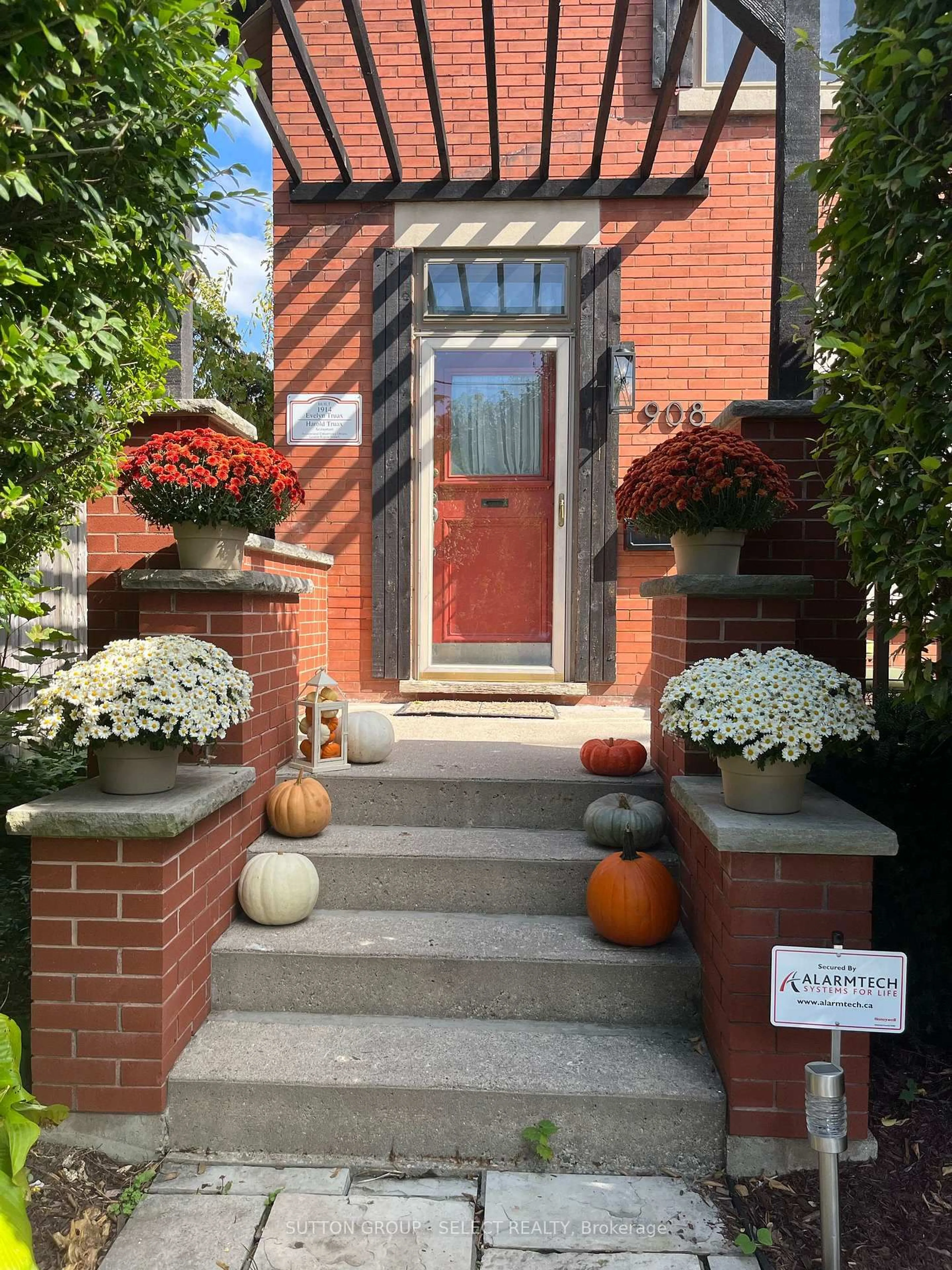 Unknown for 908 Maitland St, London East Ontario N5Y 2X1