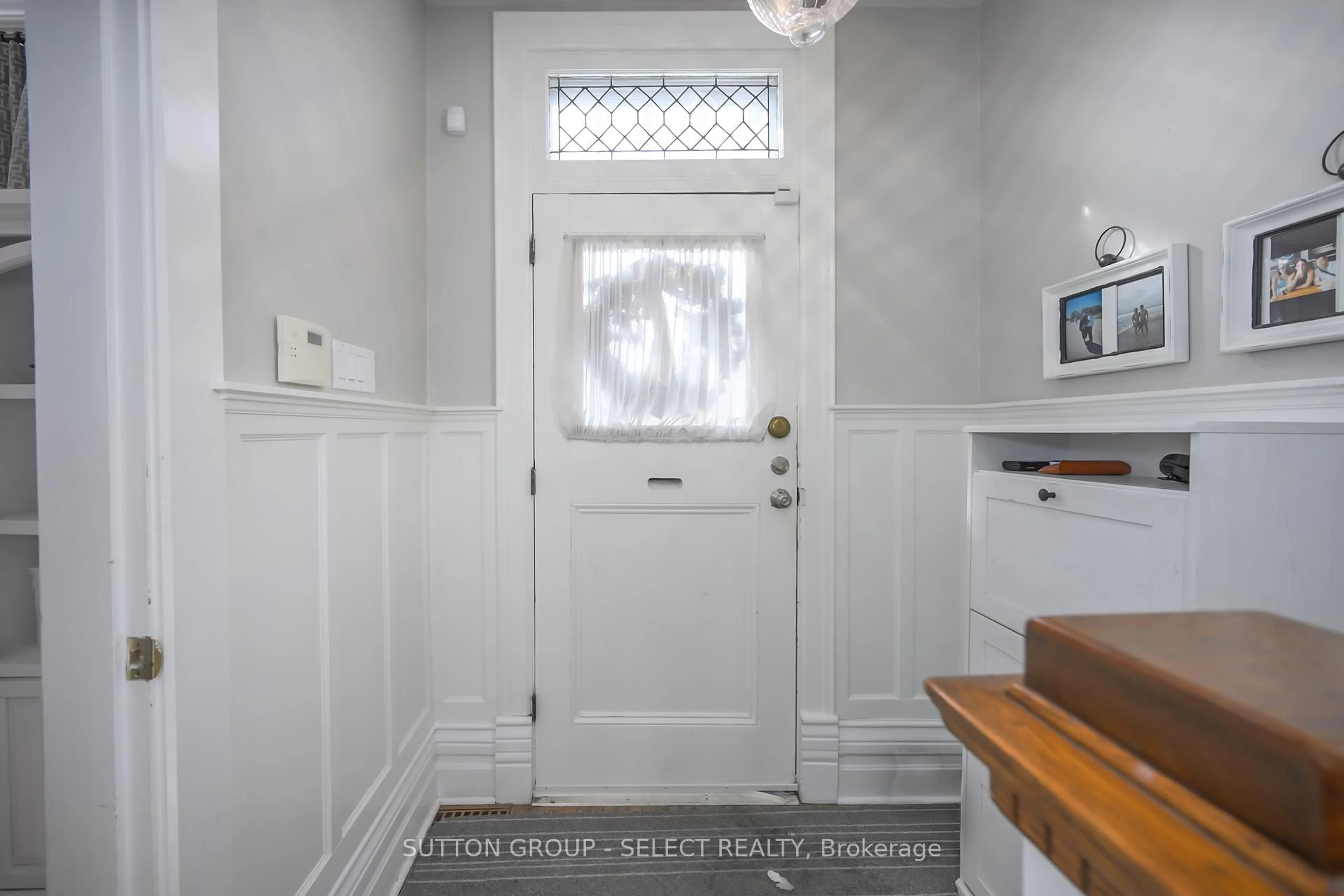 Indoor entryway for 908 Maitland St, London East Ontario N5Y 2X1