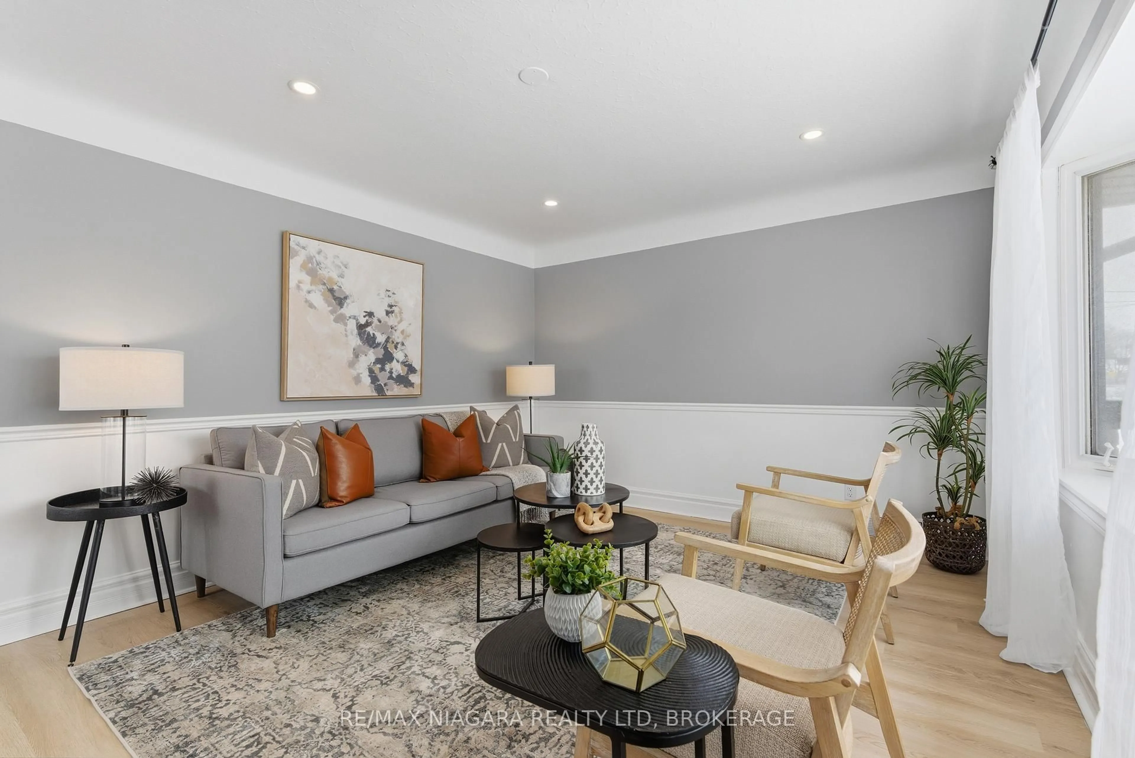 Living room with furniture, unknown for 47 Bloomfield Ave, St. Catharines Ontario L2P 1X2