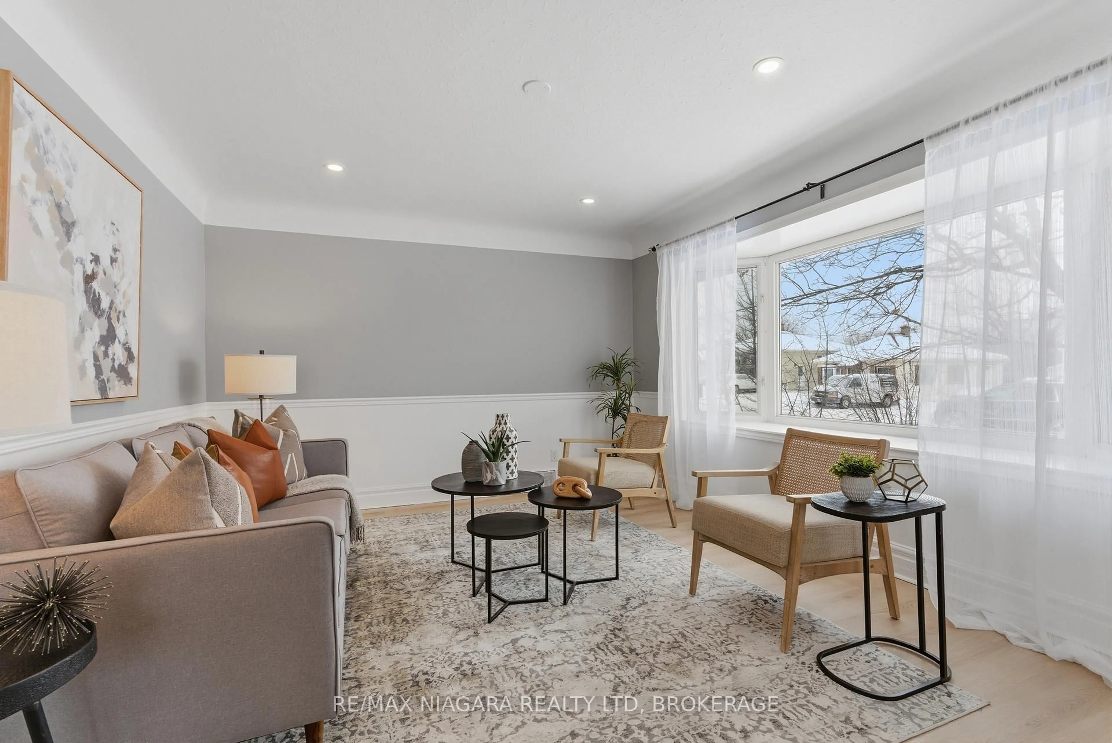 Living room with furniture, unknown for 47 Bloomfield Ave, St. Catharines Ontario L2P 1X2