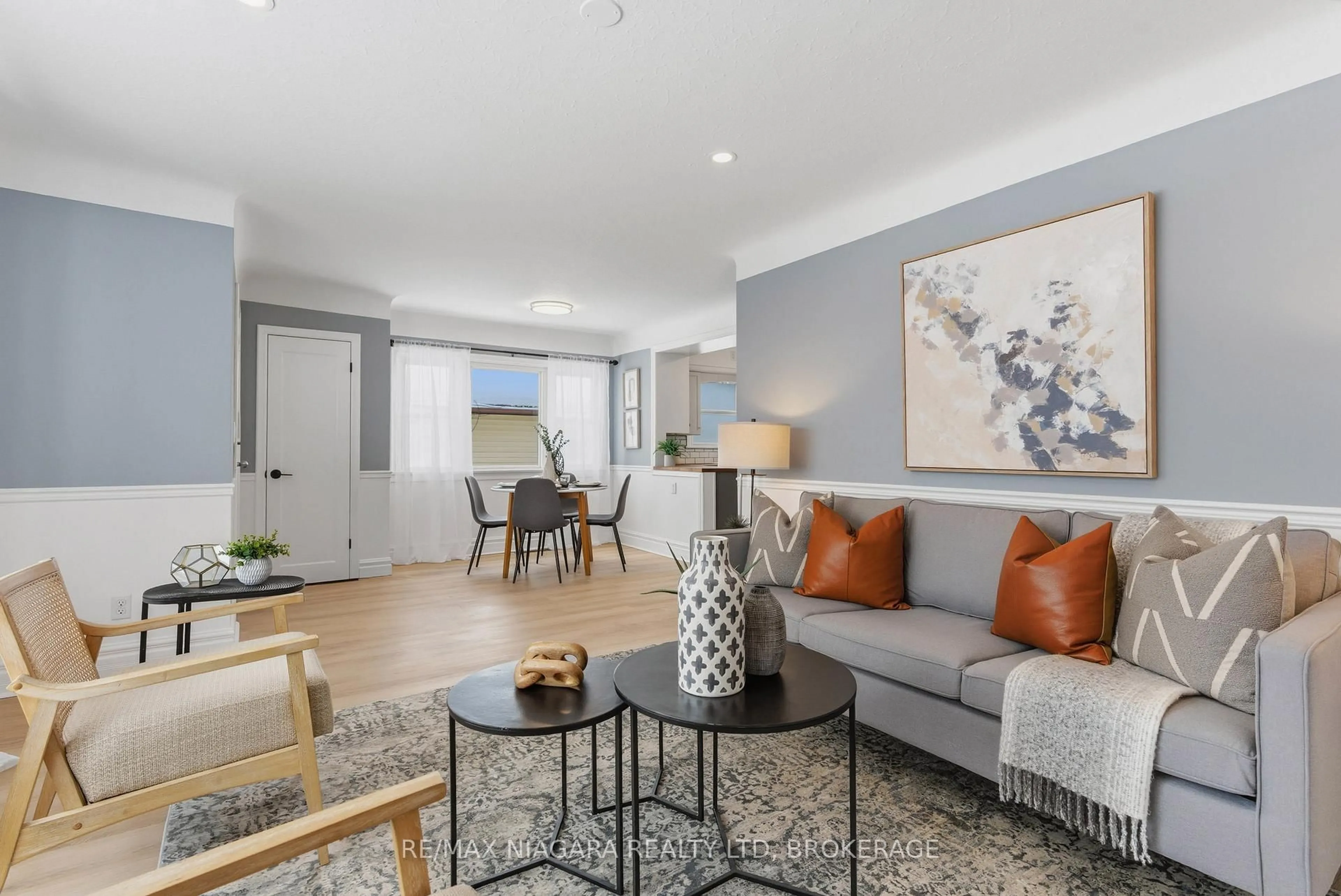 Living room with furniture, unknown for 47 Bloomfield Ave, St. Catharines Ontario L2P 1X2