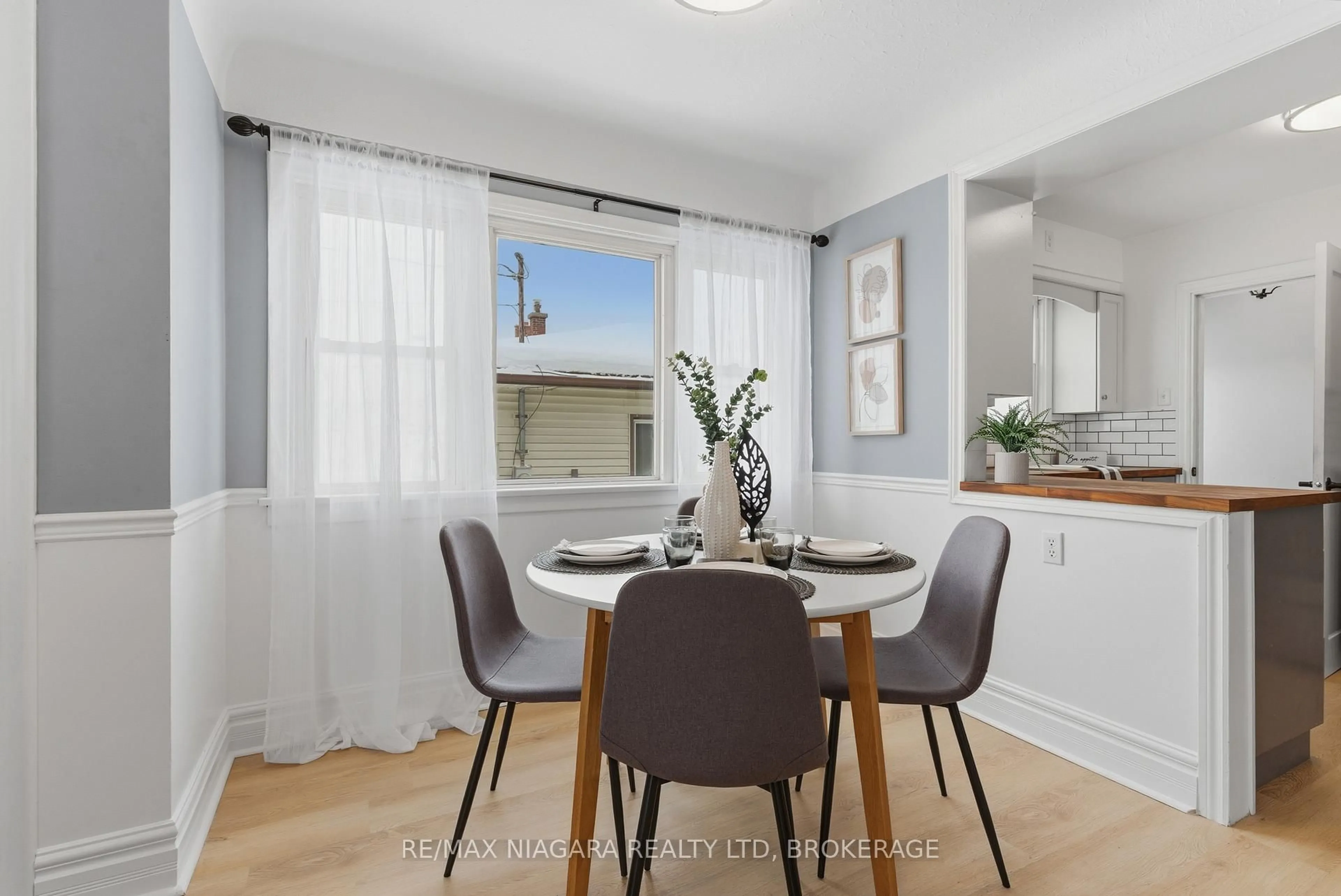 Dining room, wood/laminate floor for 47 Bloomfield Ave, St. Catharines Ontario L2P 1X2