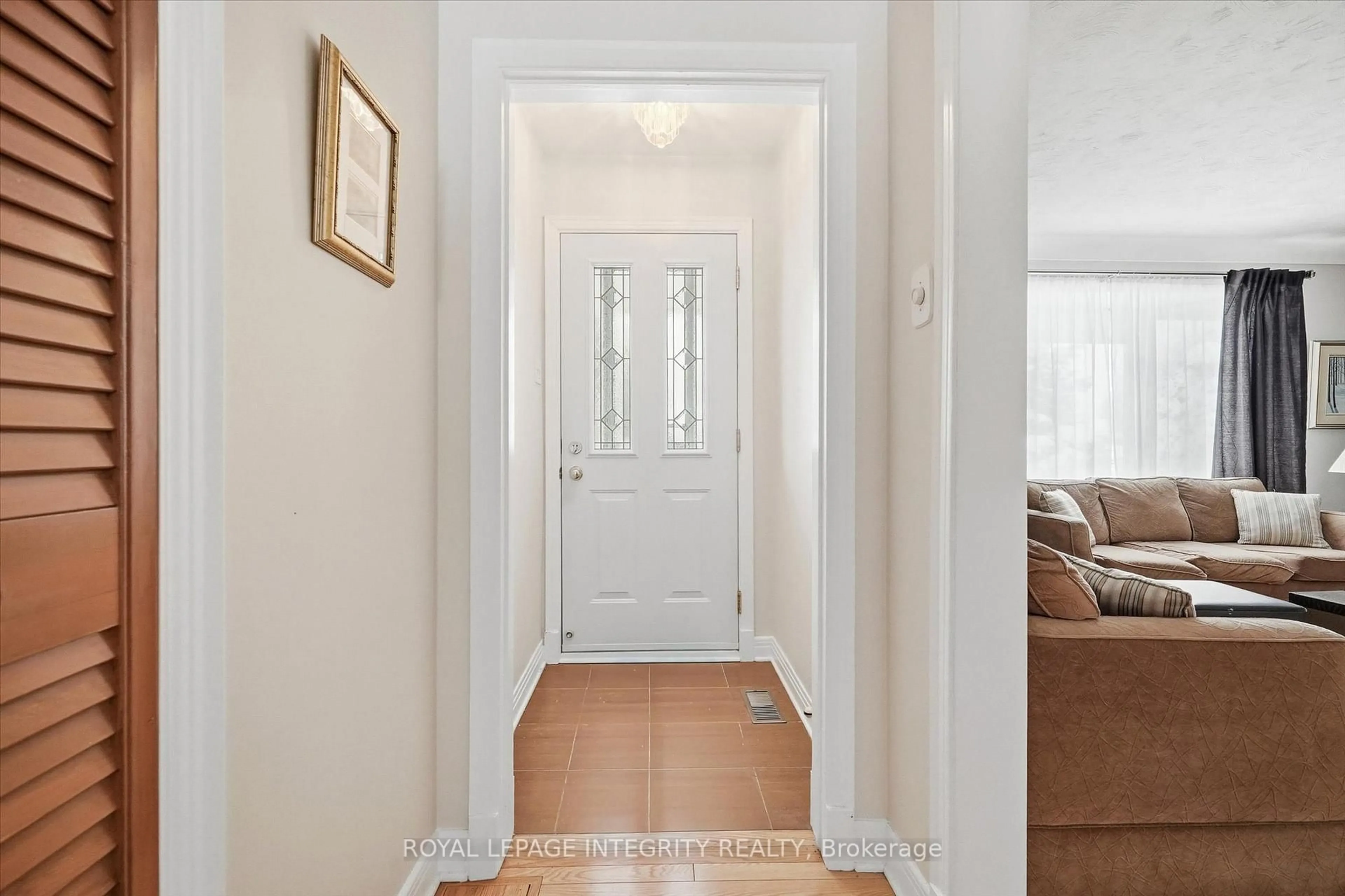 Indoor entryway for 39 Appleford St, Ottawa Ontario K1J 6T7