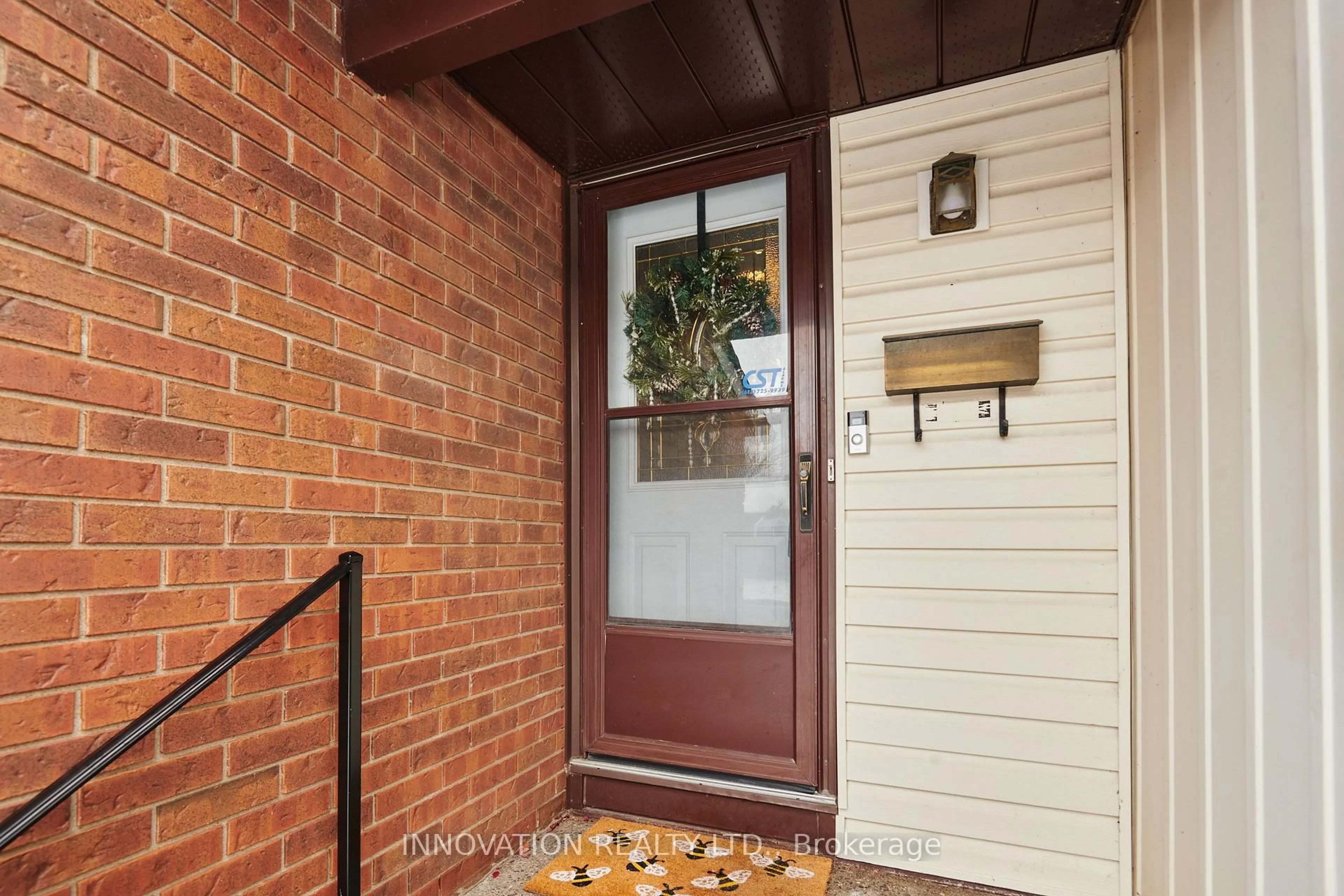 Indoor entryway for 152 Burnetts Grove Circ, Ottawa Ontario K2J 1S9