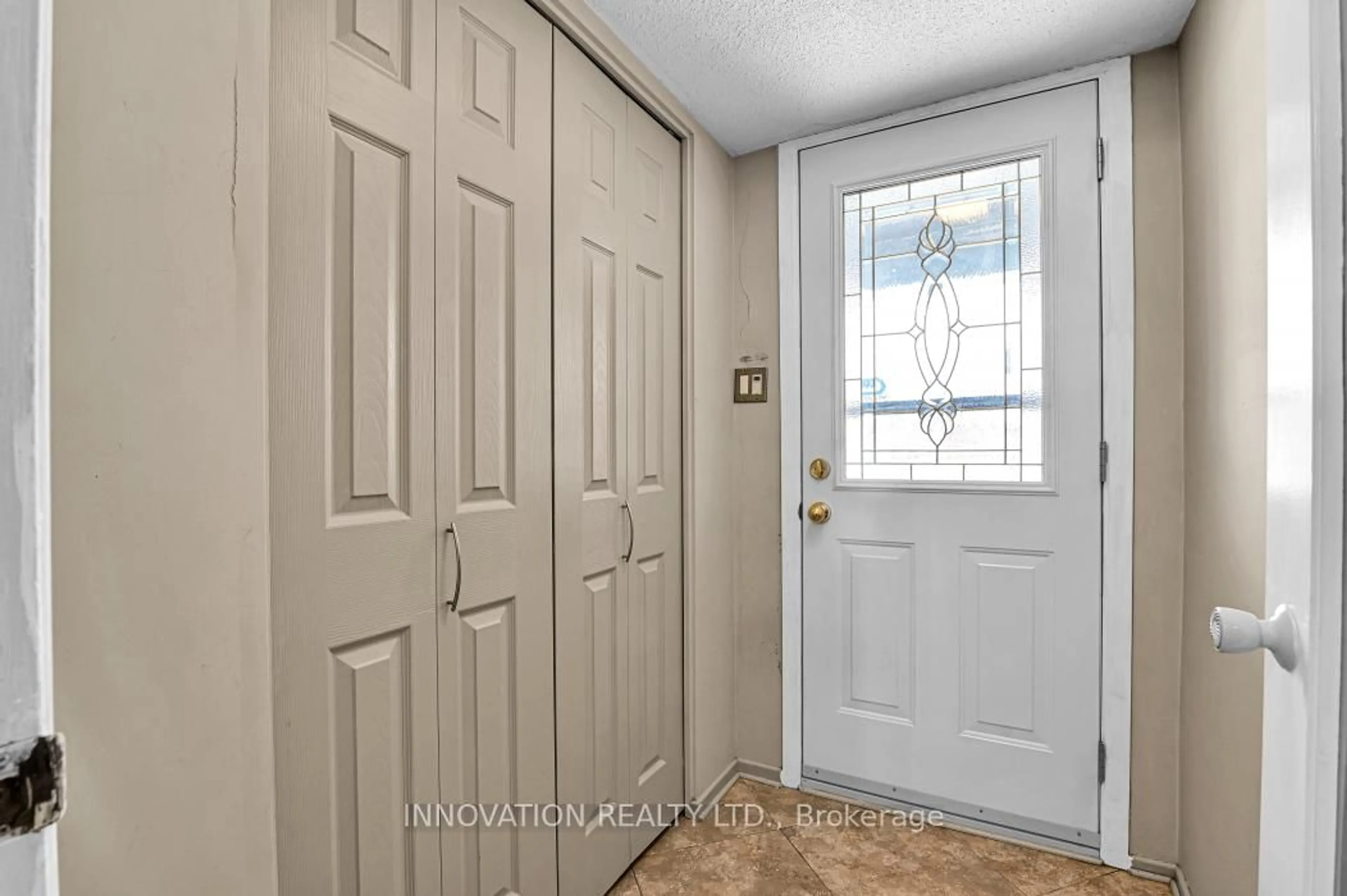 Indoor entryway for 152 Burnetts Grove Circ, Ottawa Ontario K2J 1S9