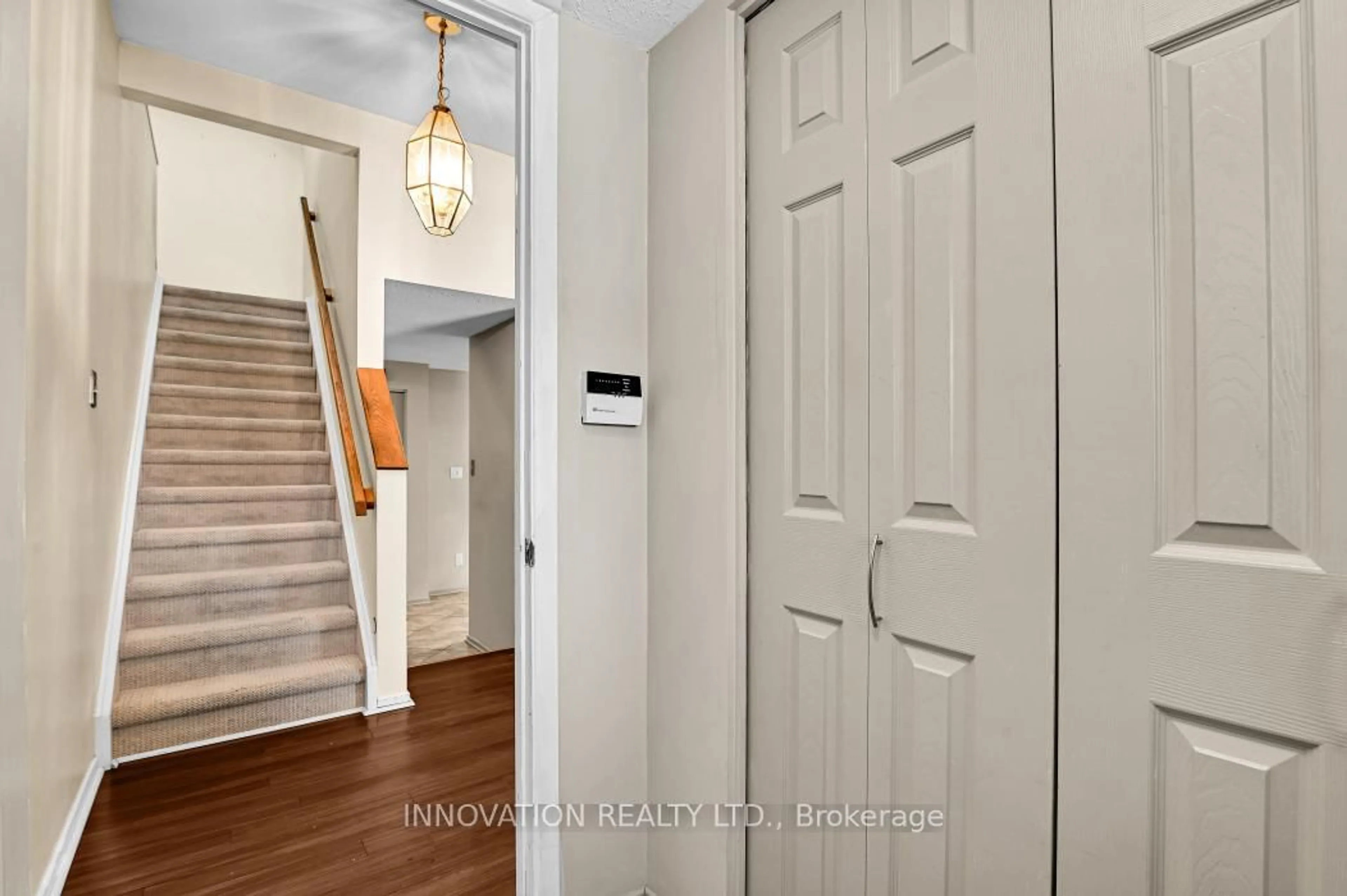 Indoor entryway for 152 Burnetts Grove Circ, Ottawa Ontario K2J 1S9