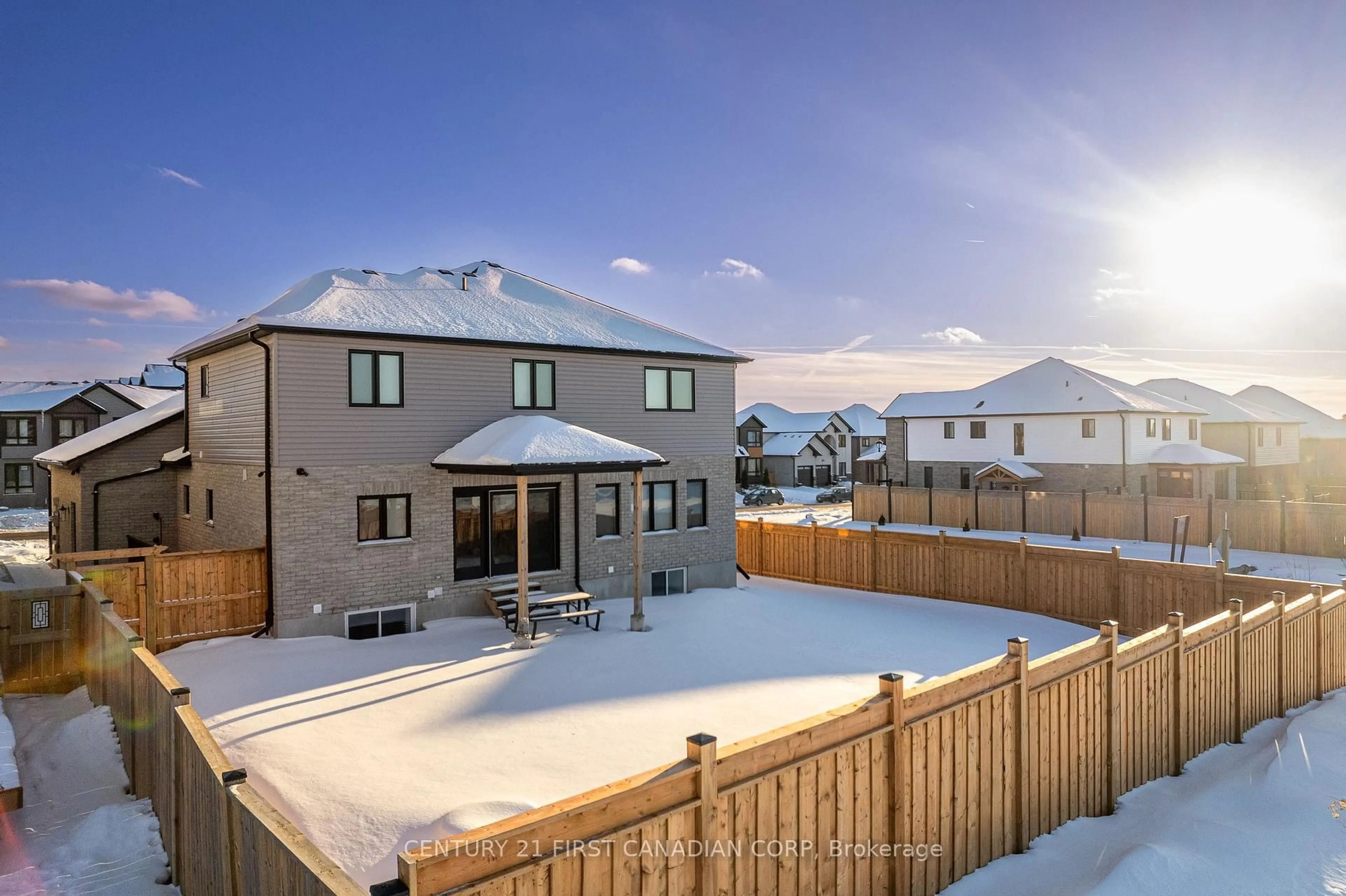 A pic from outside/outdoor area/front of a property/back of a property/a pic from drone, mountain view for 828 Kleinburg Dr, London North Ontario N5X 3Z1