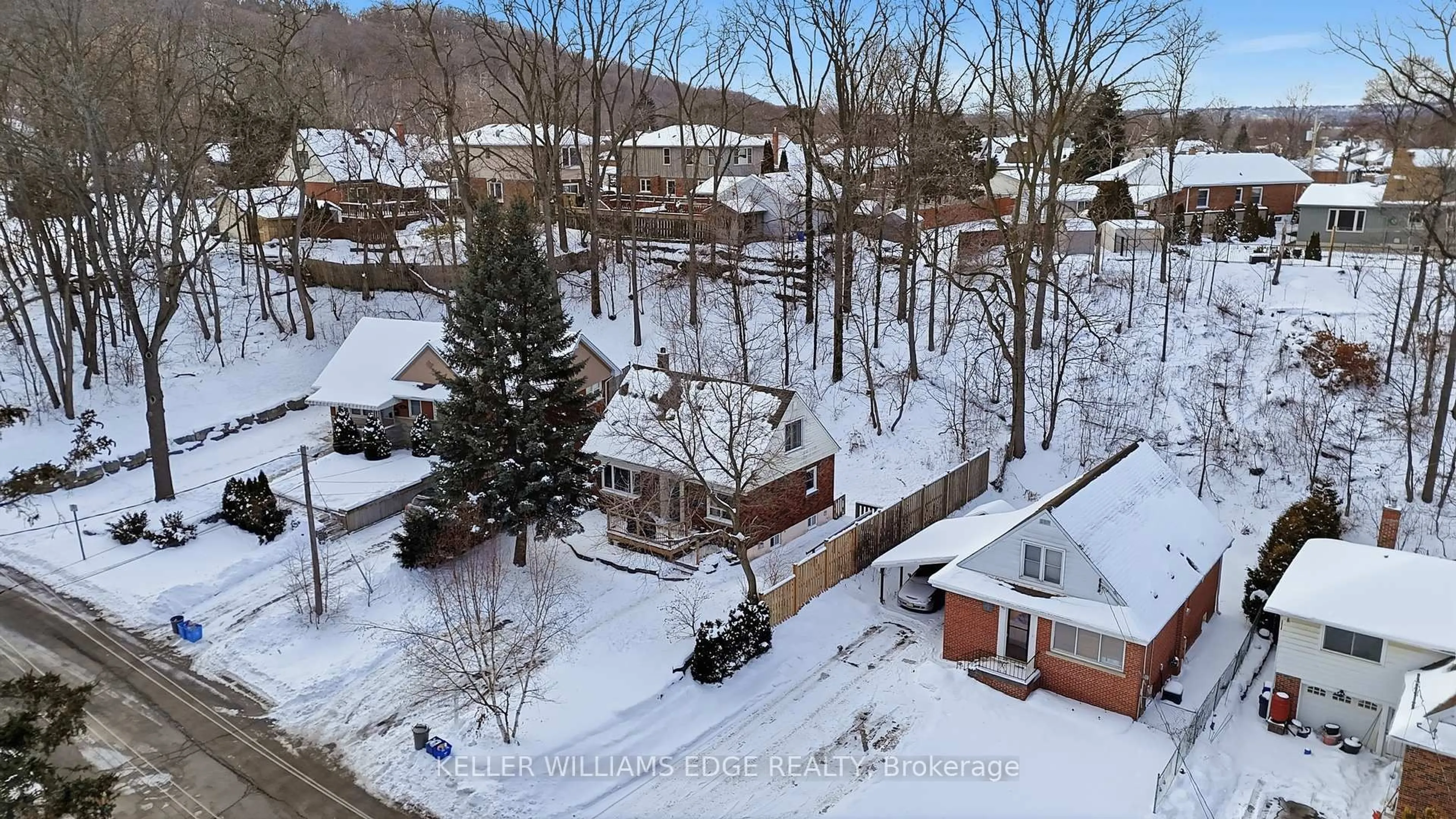 A pic from outside/outdoor area/front of a property/back of a property/a pic from drone, mountain view for 48 Mountain Ave, Hamilton Ontario L8G 2V8
