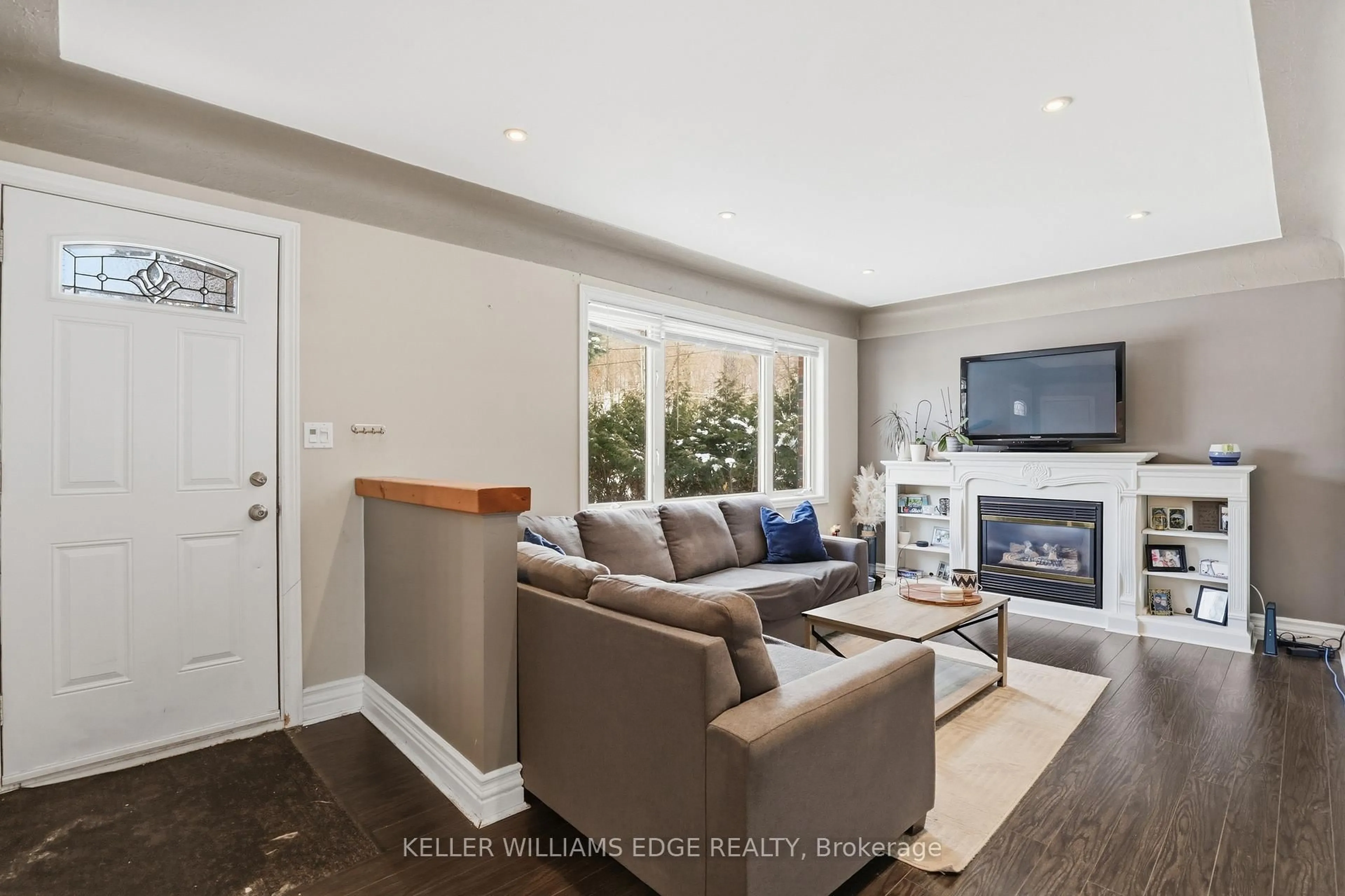 Living room with furniture, unknown for 48 Mountain Ave, Hamilton Ontario L8G 2V8