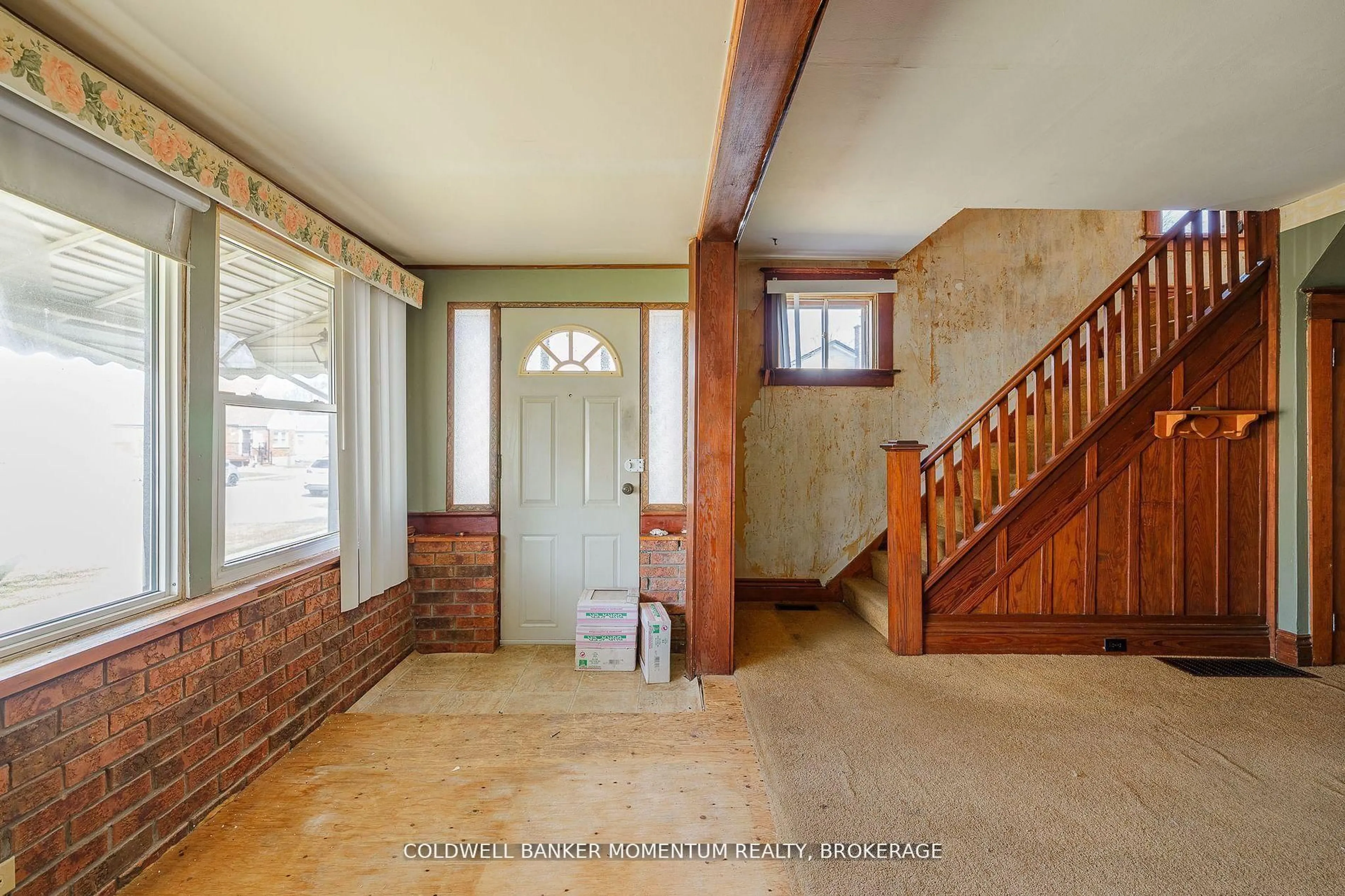 Indoor entryway for 263 Humboldt Pkwy, Port Colborne Ontario L3K 2H7