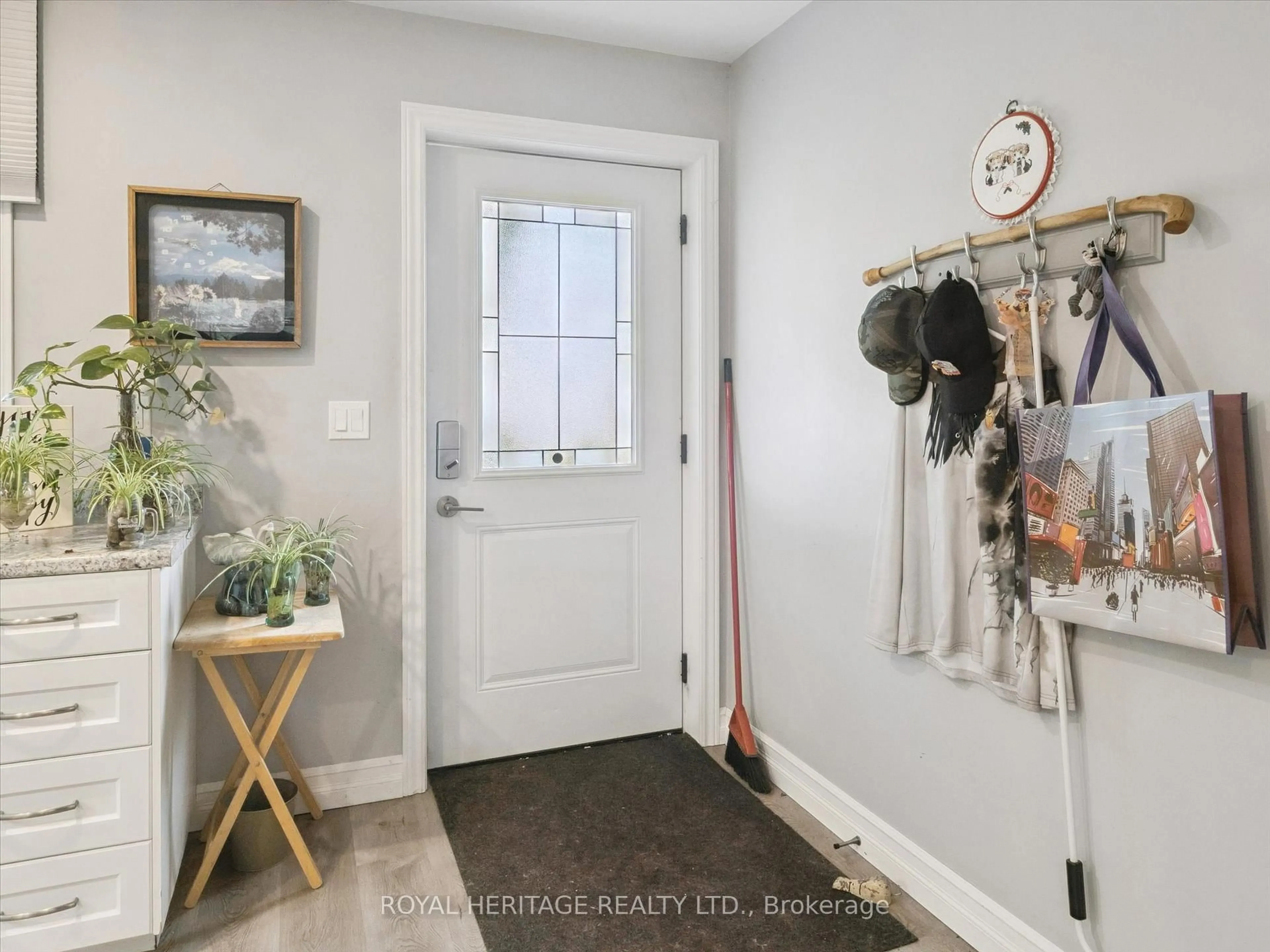 Indoor entryway for 321 David St, Gravenhurst Ontario P1P 1L9