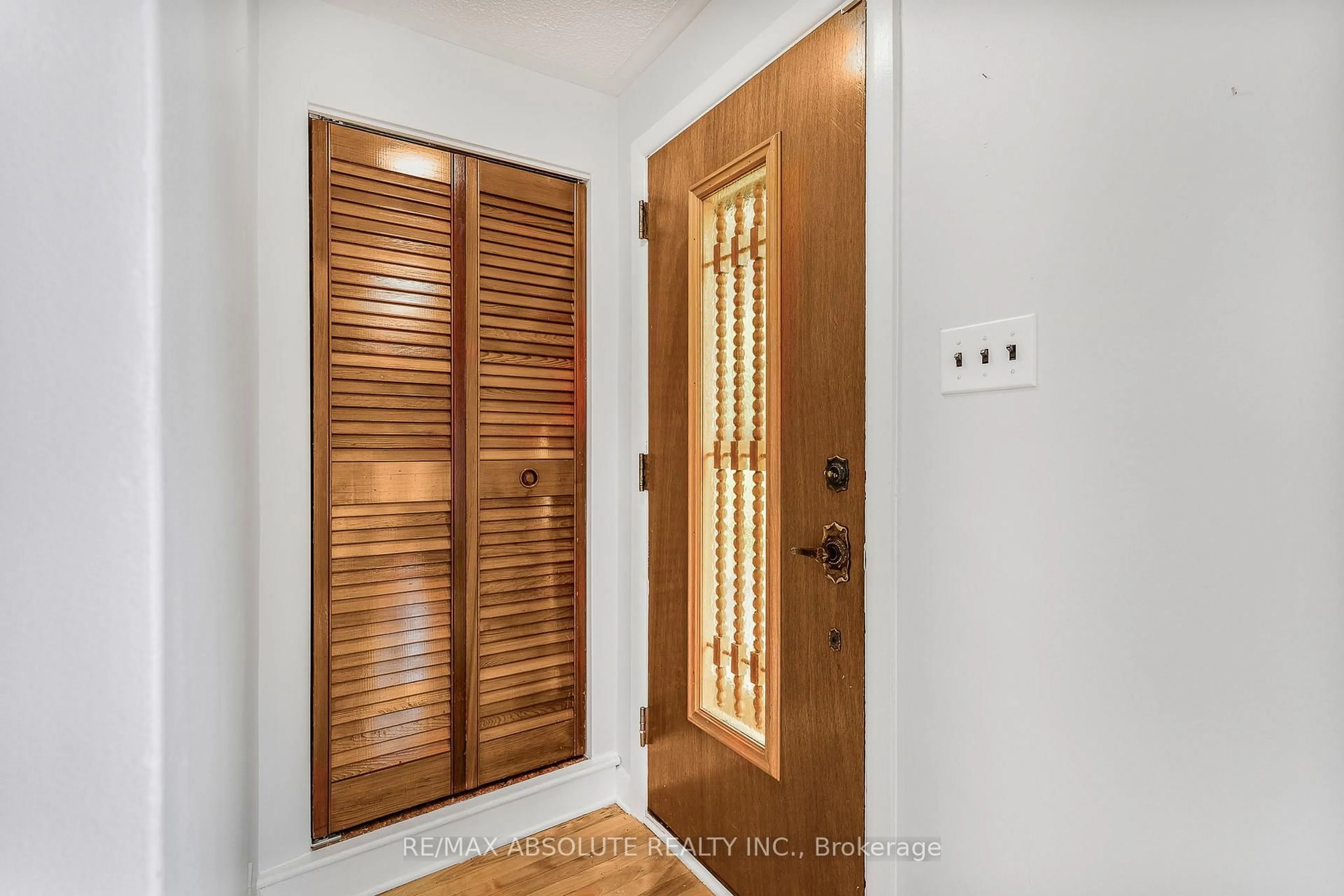 Indoor entryway for 352 Lacasse Ave, Ottawa Ontario K1L 7A9