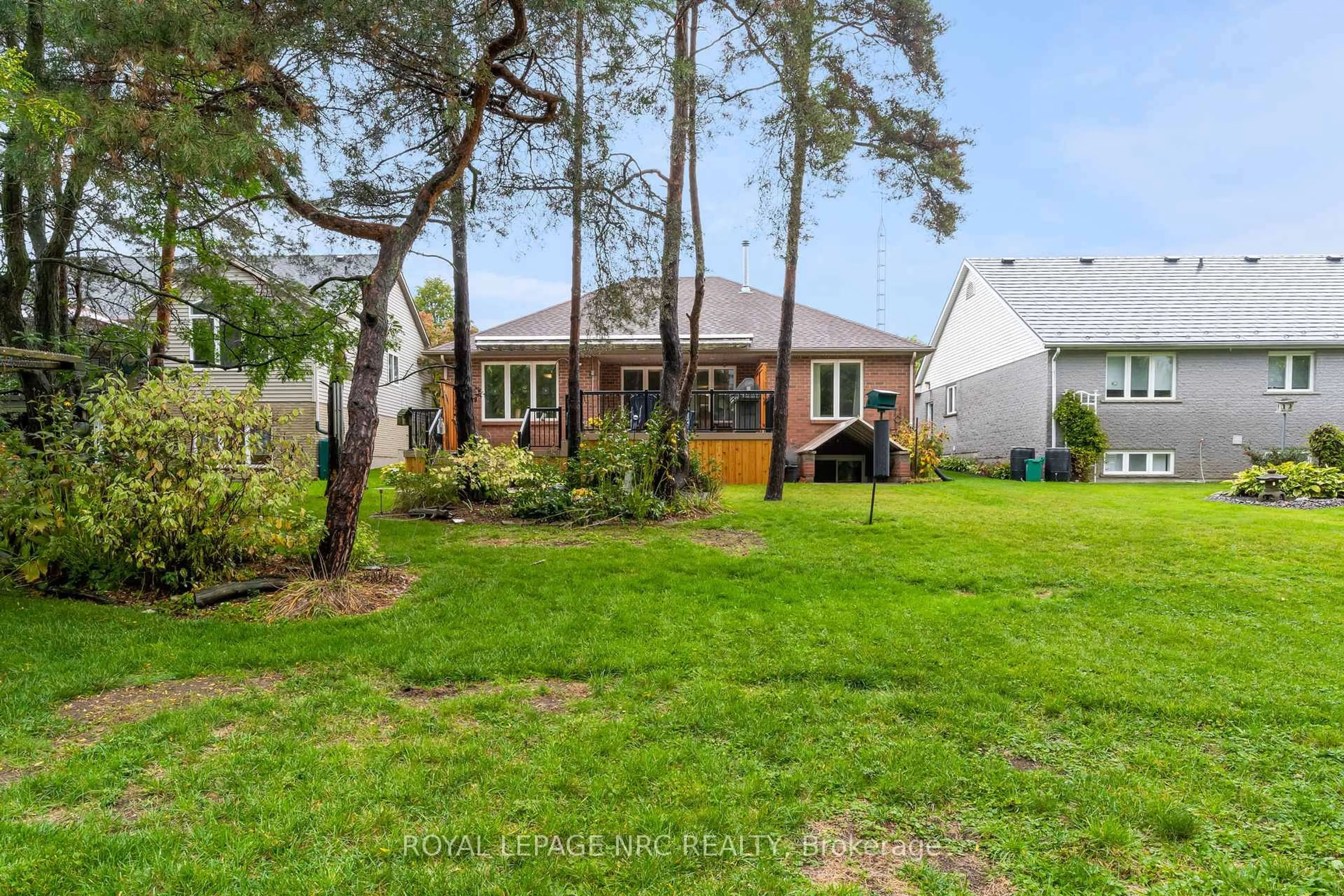 A pic from outside/outdoor area/front of a property/back of a property/a pic from drone, street for 49 Cedar Park Dr, Welland Ontario L3C 7C8