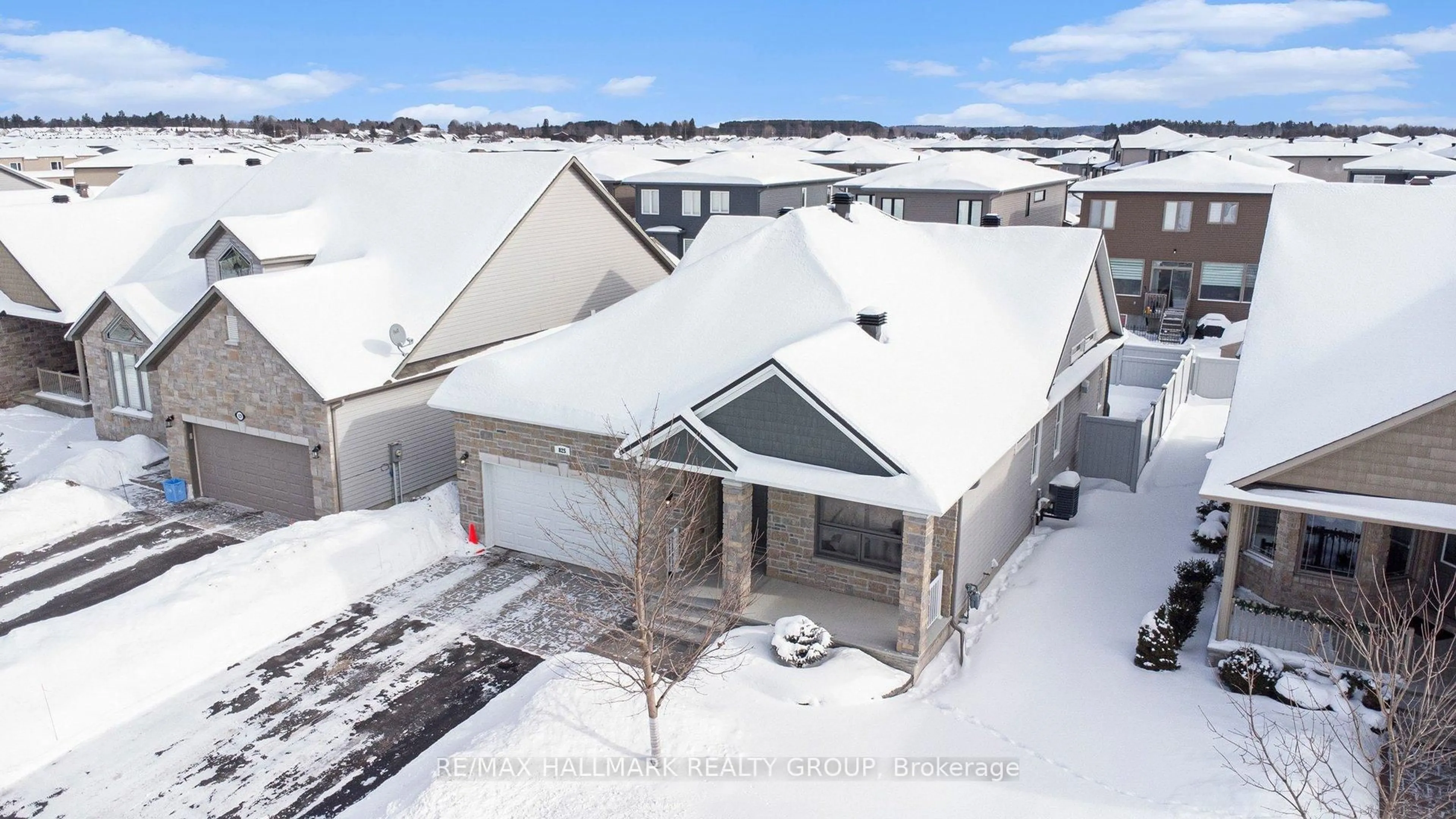 A pic from outside/outdoor area/front of a property/back of a property/a pic from drone, unknown for 825 Platinum St, Clarence-Rockland Ontario K4K 0J2