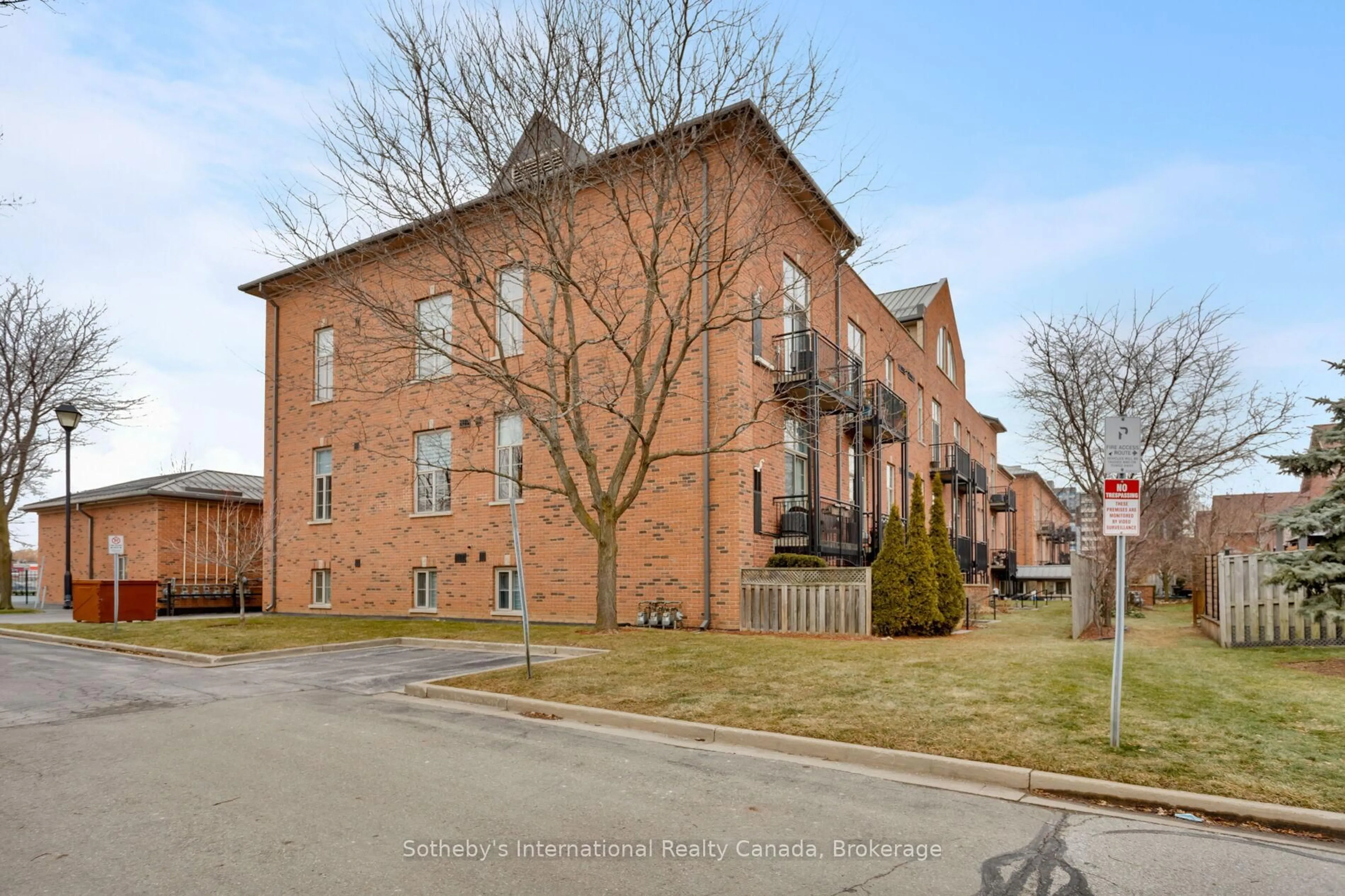 A pic from outside/outdoor area/front of a property/back of a property/a pic from drone, street for 262 Dundas St #219, Hamilton Ontario L8B 1A9