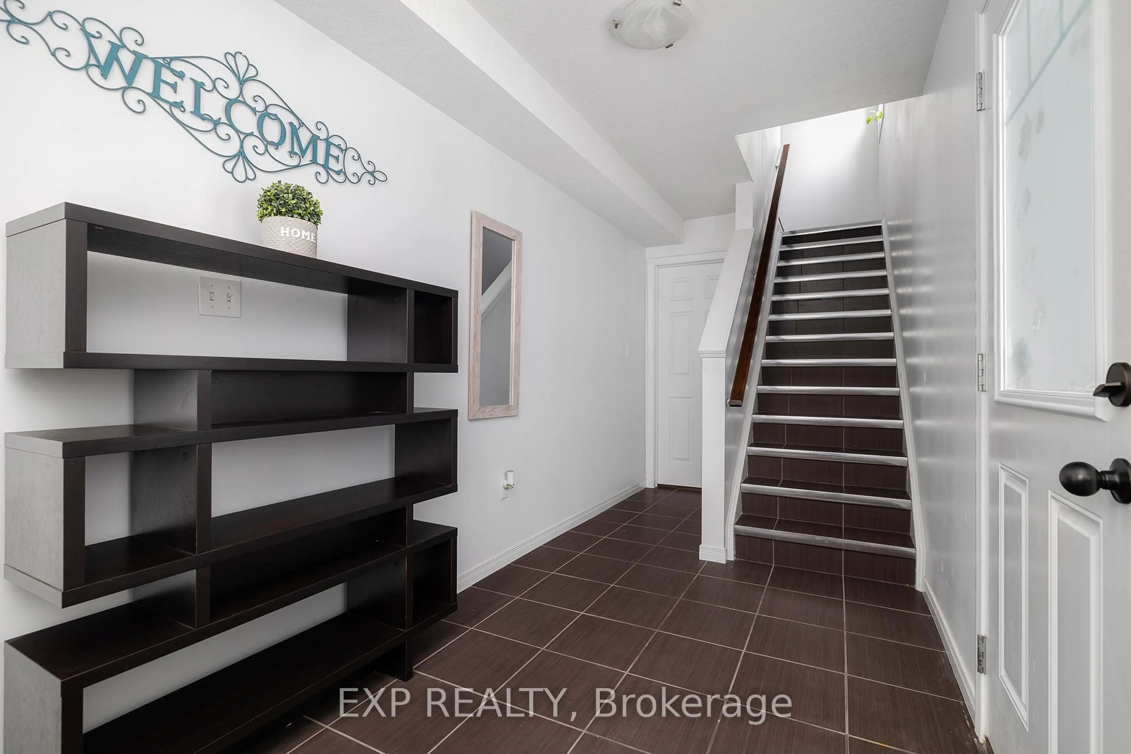 Indoor entryway for 750 Lawrence St #63, Cambridge Ontario N3H 0A9
