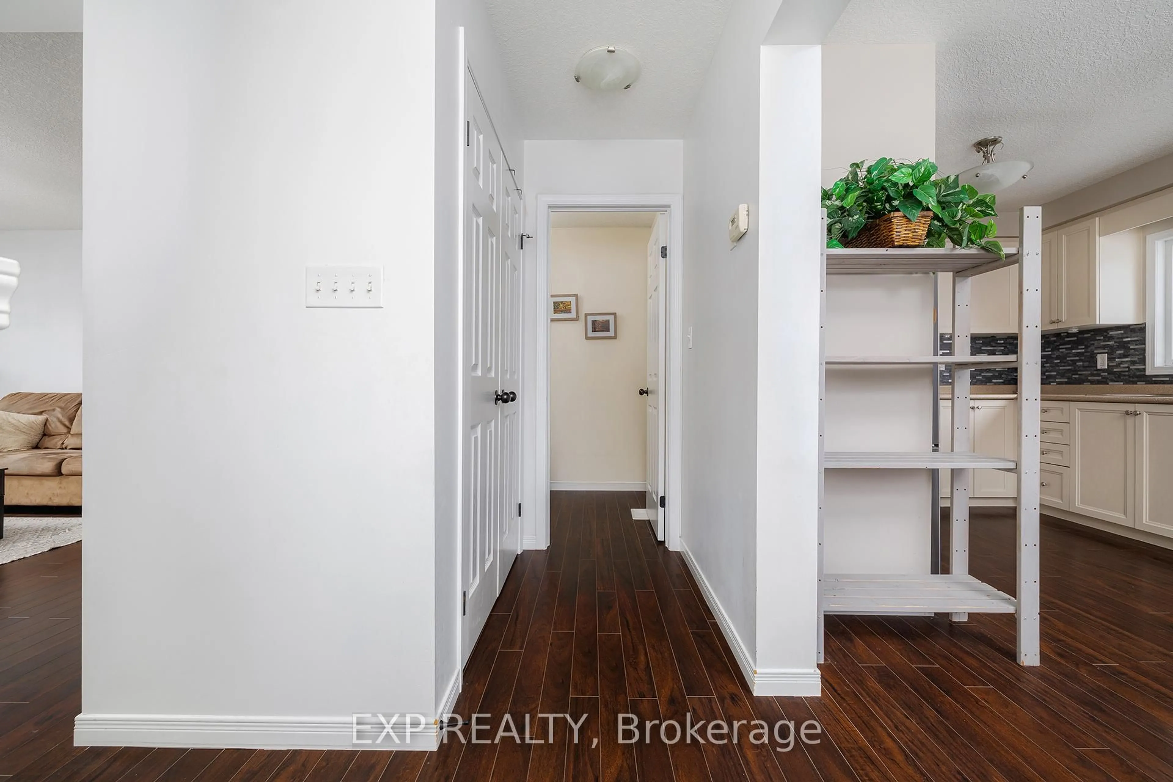 Indoor entryway for 750 Lawrence St #63, Cambridge Ontario N3H 0A9