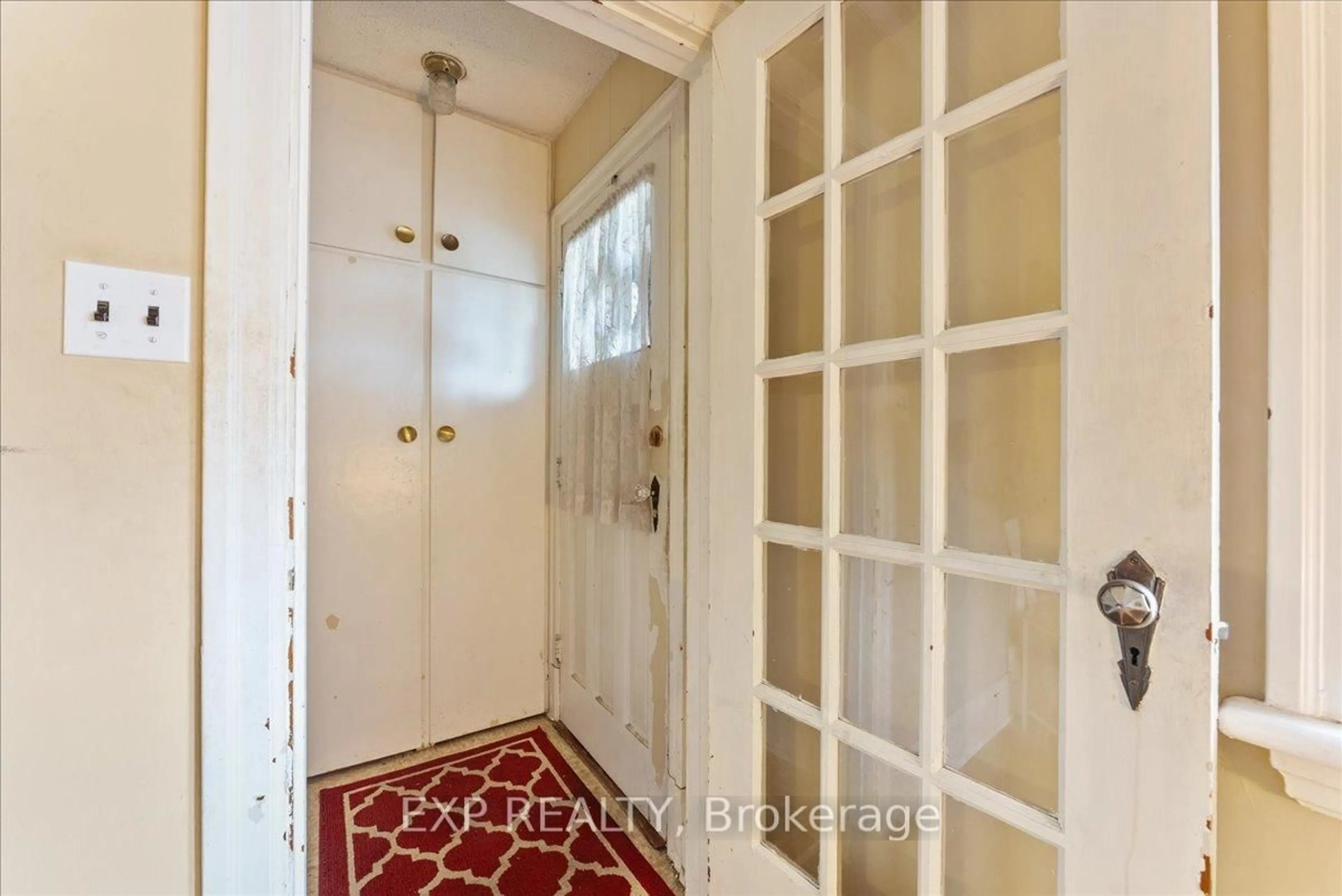 Indoor entryway for 225 Mcgill St, Peterborough Ontario K9J 1W2