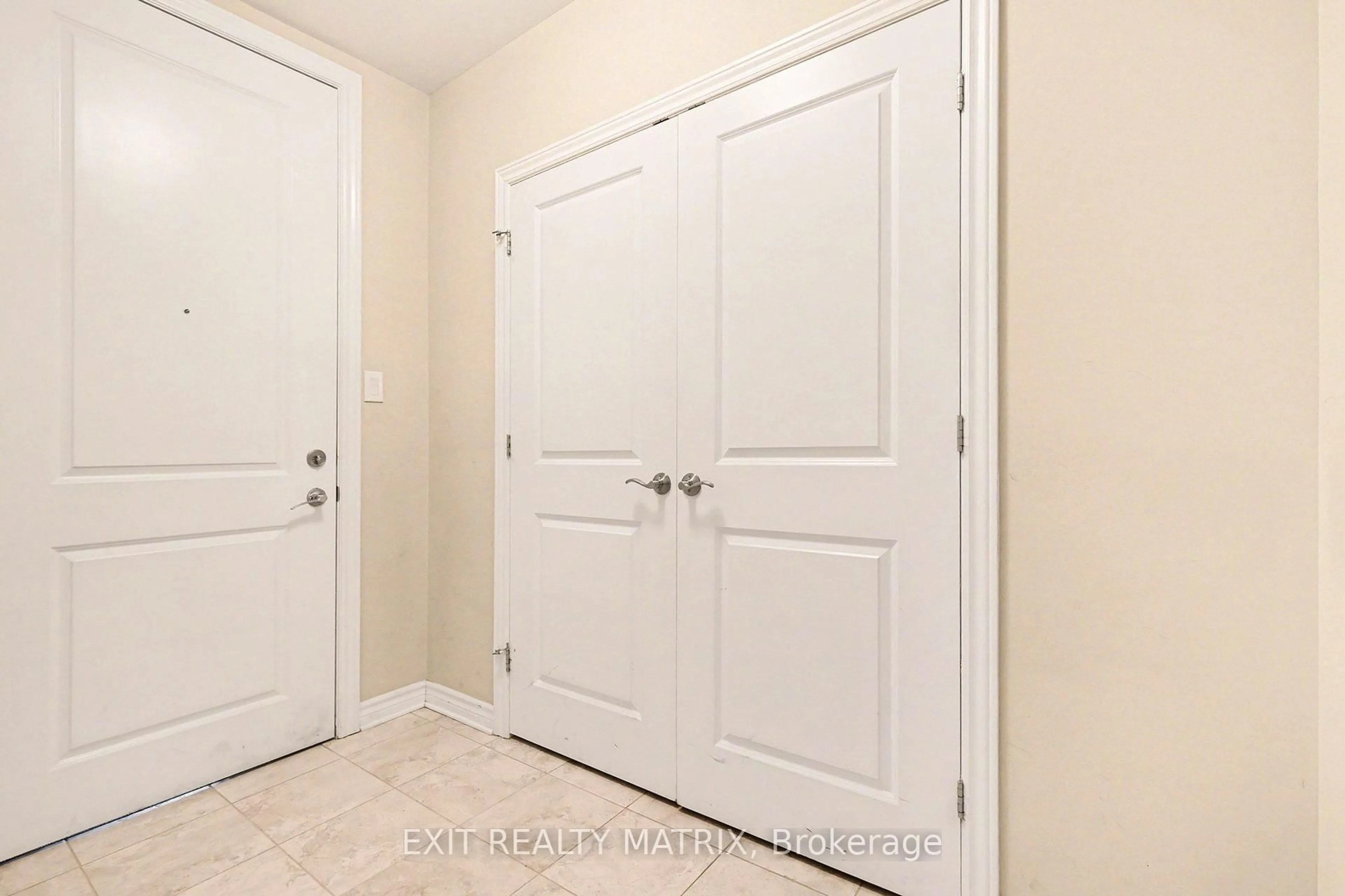 Indoor entryway for 300 Solstice Cres #305, Russell Ontario K0A 1W0