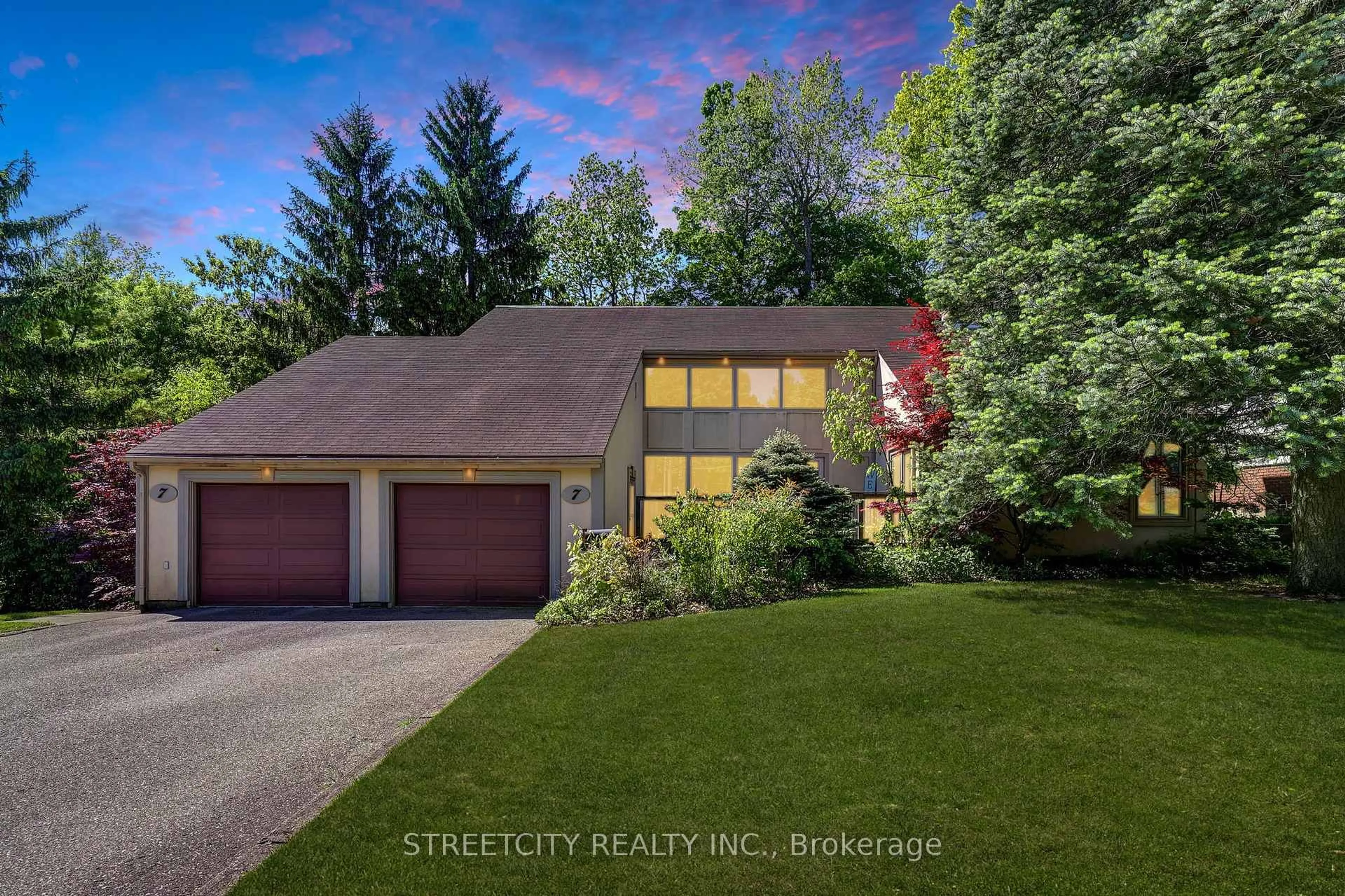 A pic from outside/outdoor area/front of a property/back of a property/a pic from drone, street for 7 Thistle Crt, Tillsonburg Ontario N4G 2S8