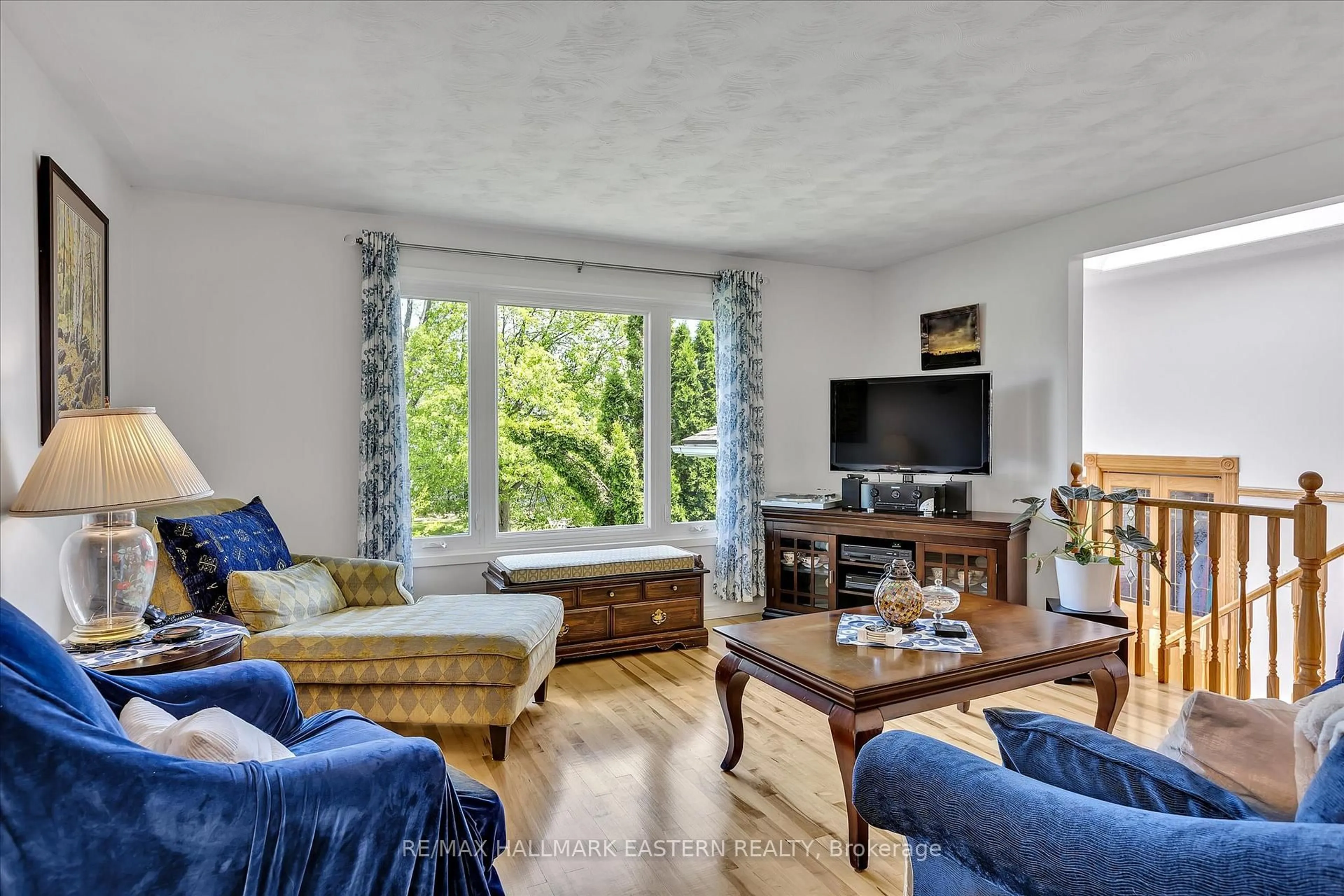 Living room with furniture, unknown for 959 Golfview Rd, Peterborough Ontario K9J 7W2