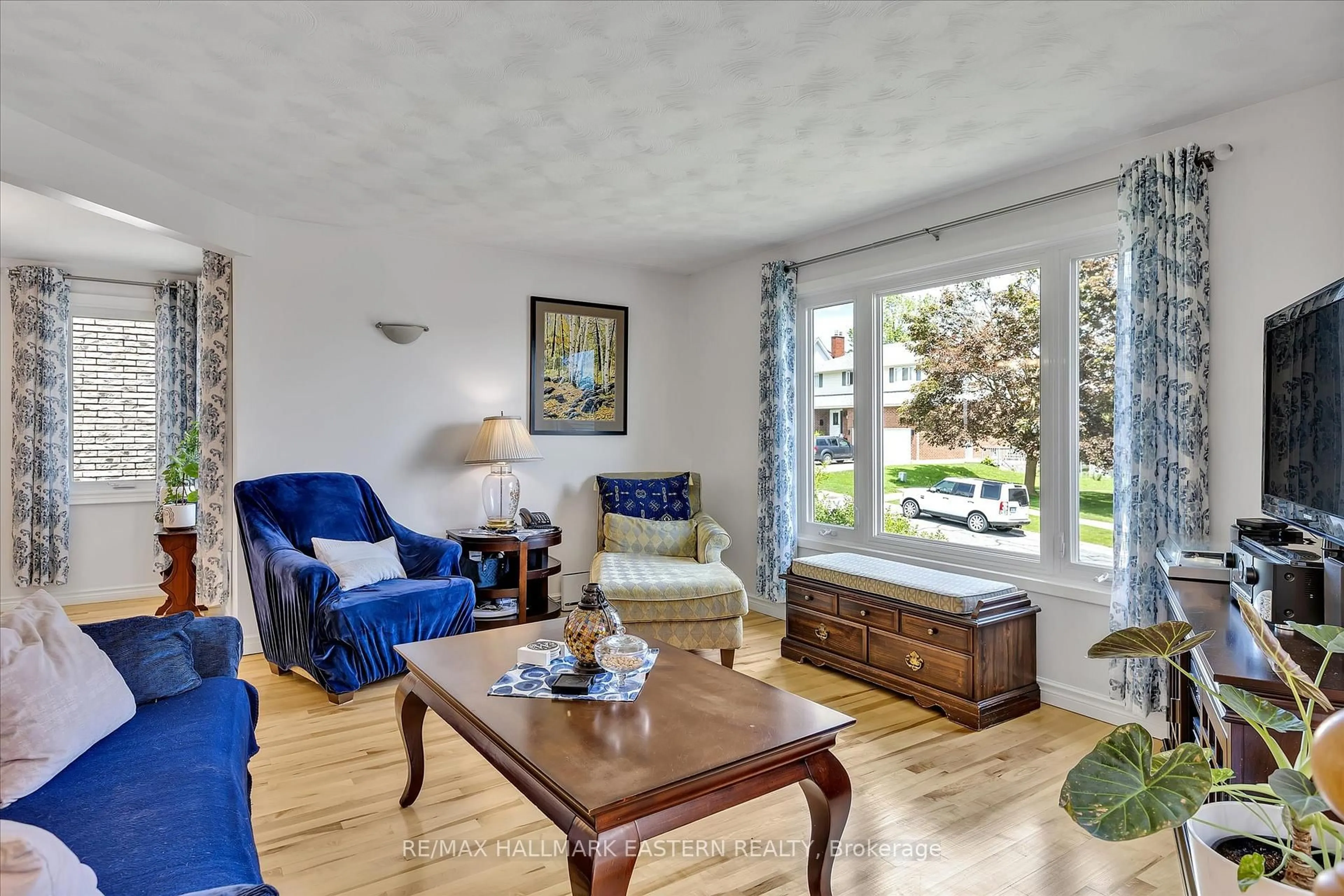 Living room with furniture, unknown for 959 Golfview Rd, Peterborough Ontario K9J 7W2