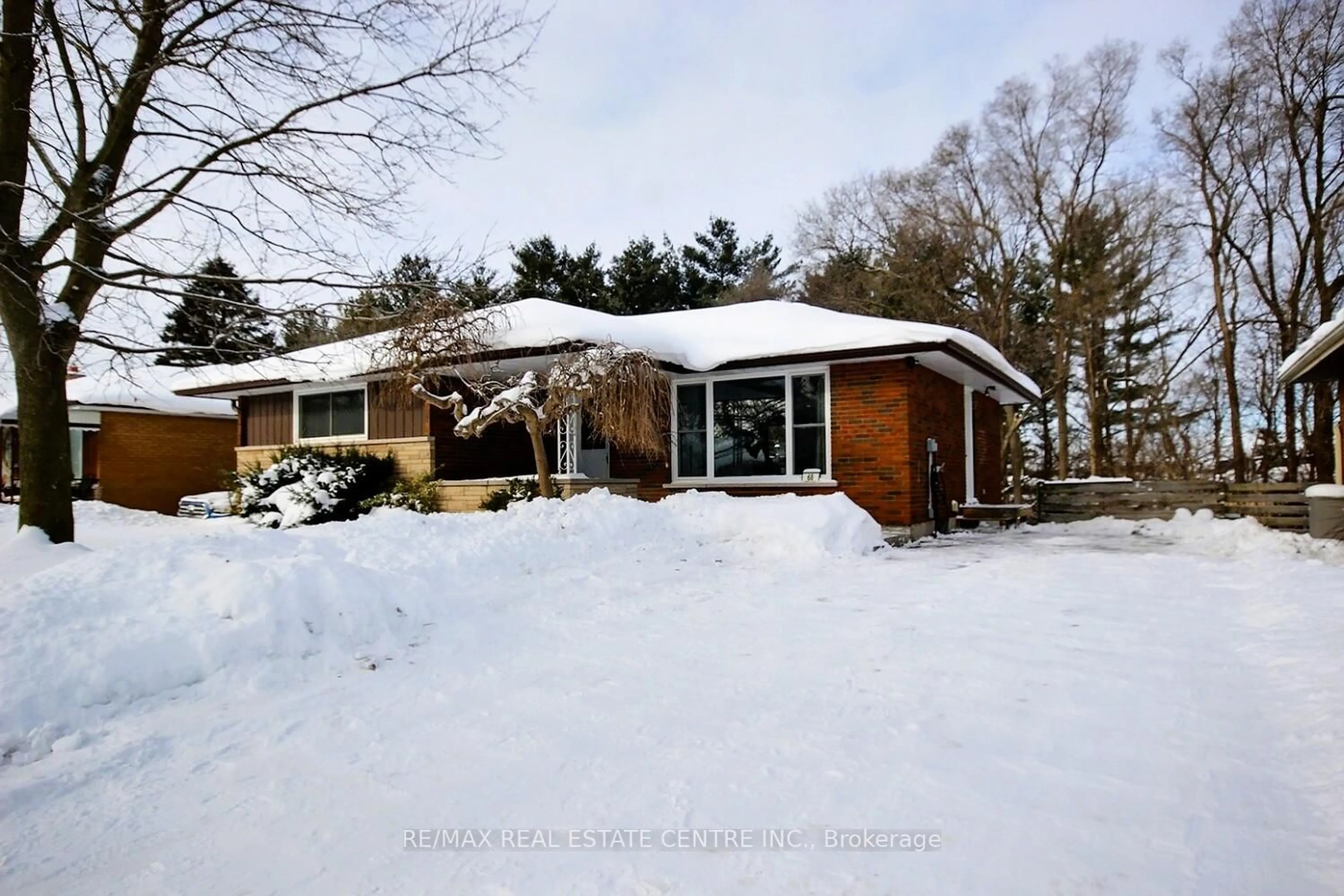 A pic from outside/outdoor area/front of a property/back of a property/a pic from drone, street for 68 Lauris Ave, Cambridge Ontario N1R 5L4