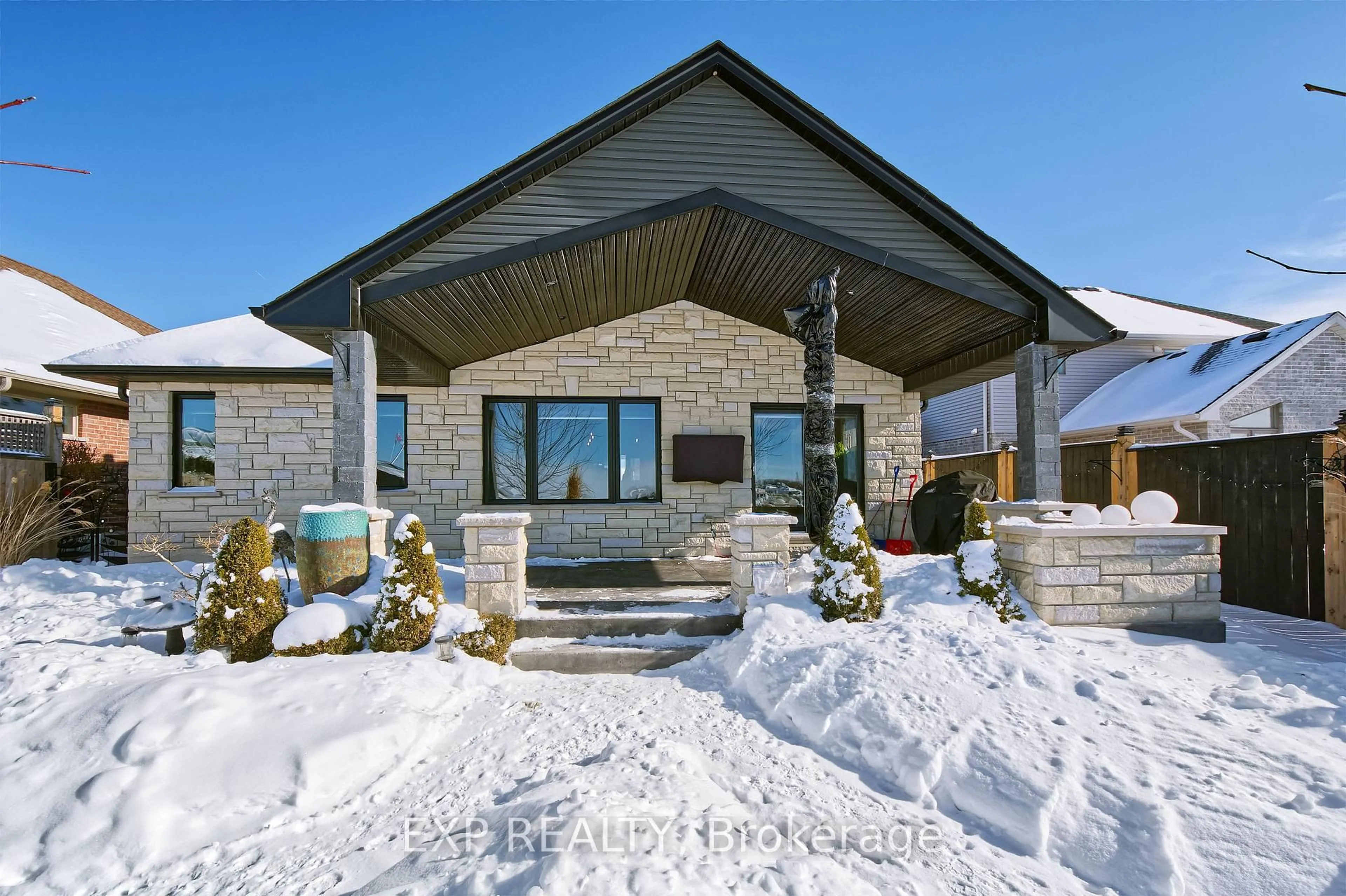 Home with brick exterior material, building for 22 Oakmont St, St. Thomas Ontario N5R 0G3