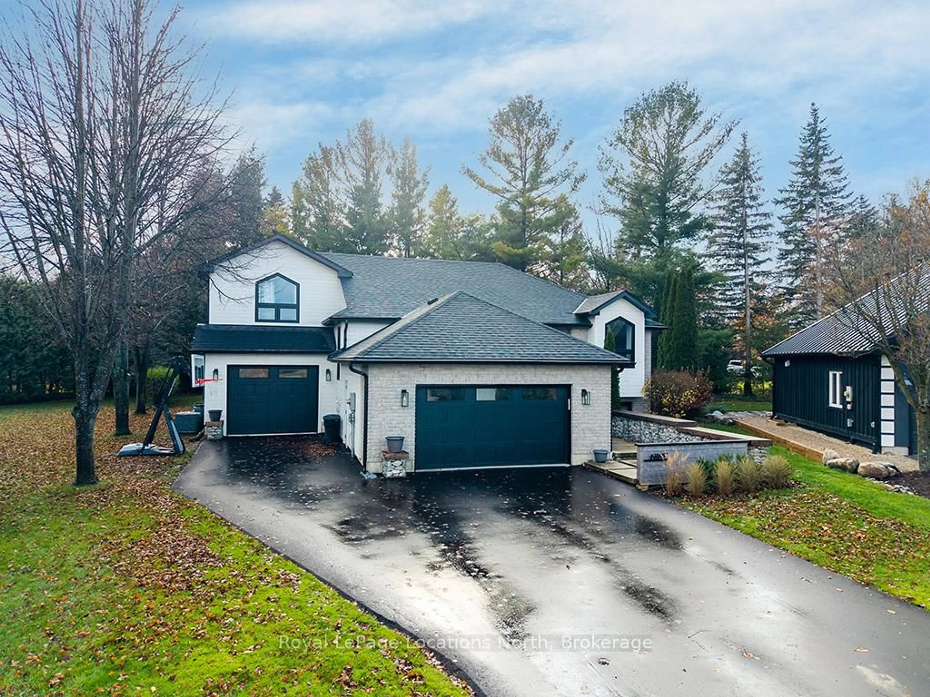 A pic from outside/outdoor area/front of a property/back of a property/a pic from drone, unknown for 9 Shirley Crt, Blue Mountains Ontario N0H 2P0