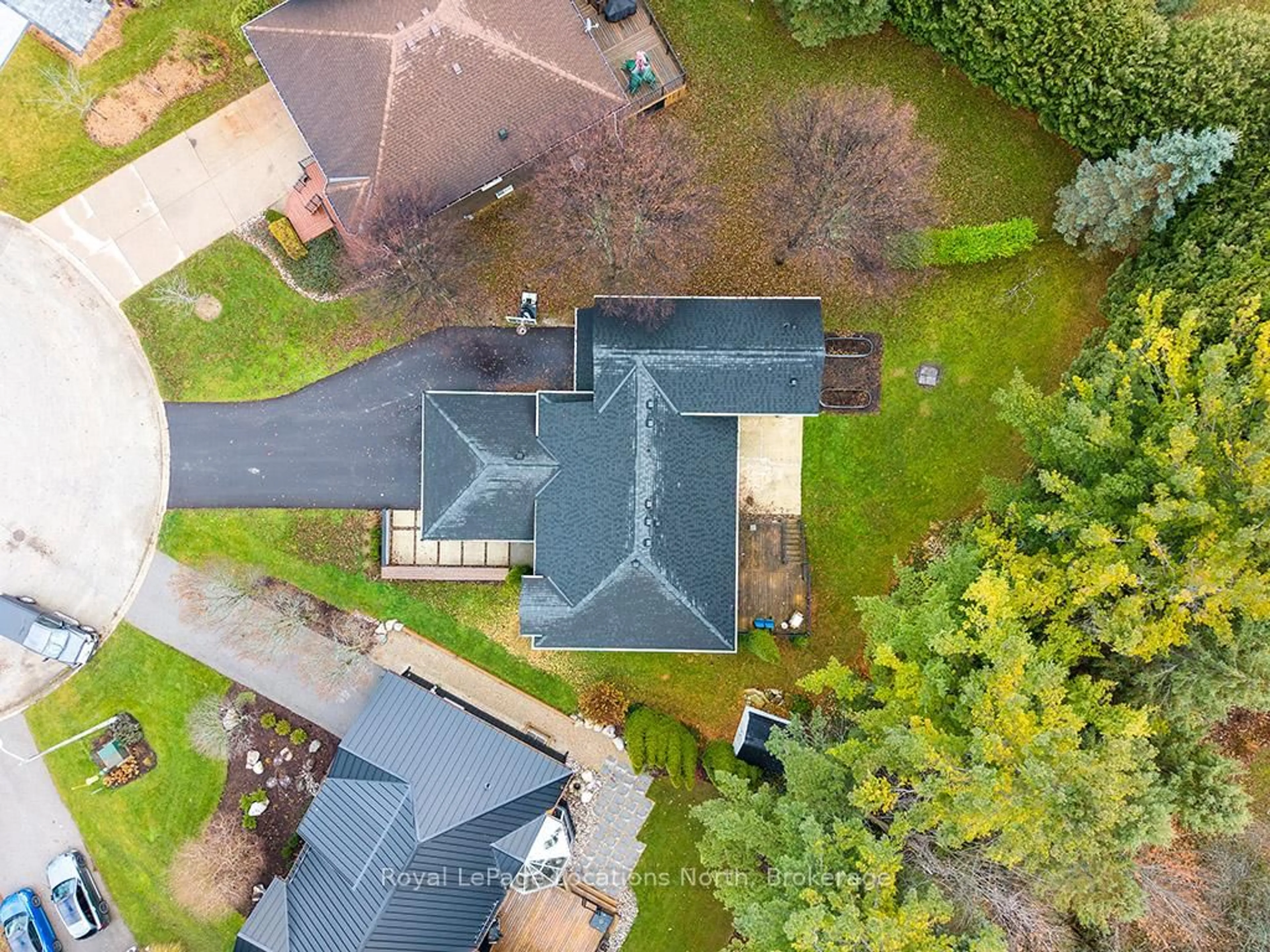 A pic from outside/outdoor area/front of a property/back of a property/a pic from drone, street for 9 Shirley Crt, Blue Mountains Ontario N0H 2P0