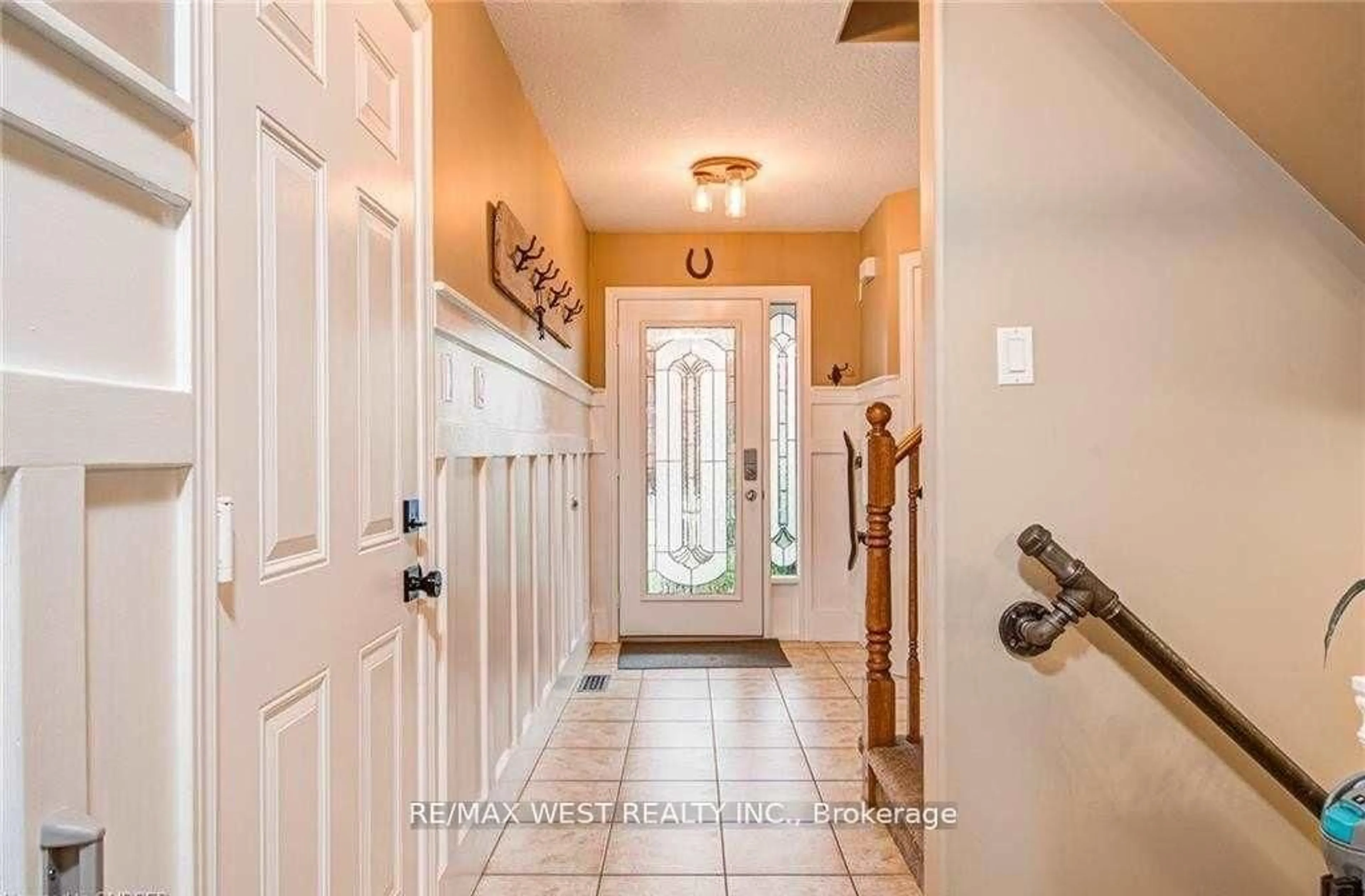 Indoor entryway for 4475 Comfort Cres, Lincoln Ontario L0R 1B9