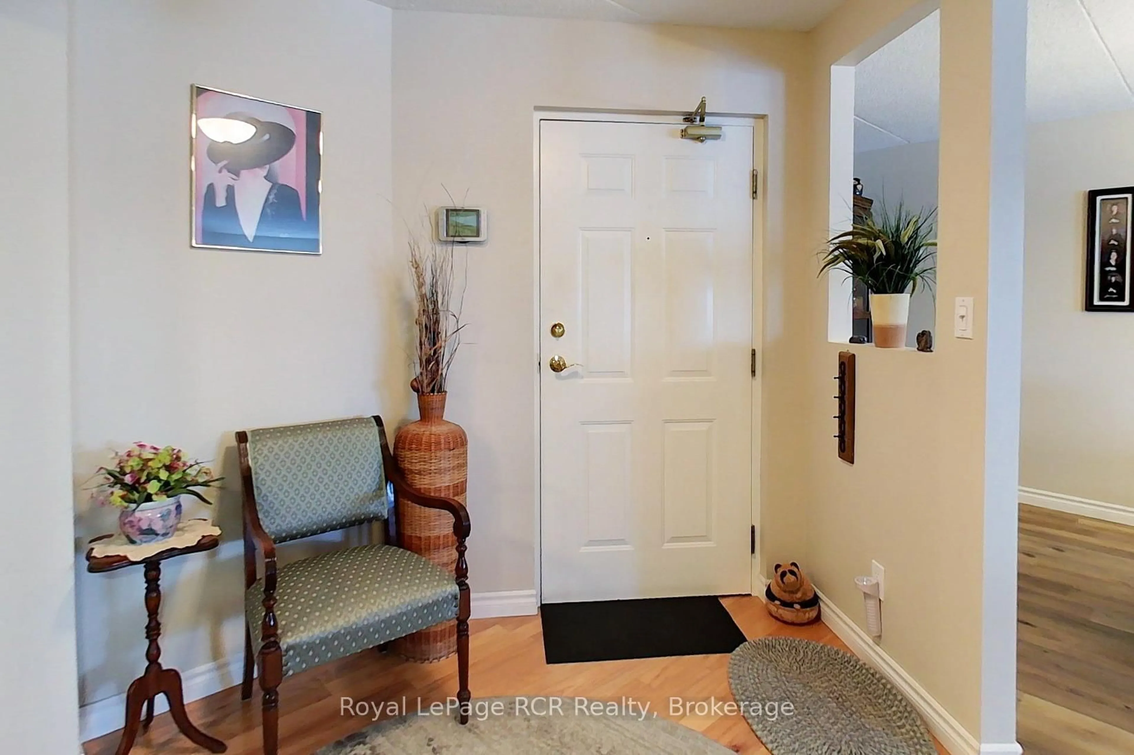 Indoor entryway for 536 11th Ave #102, Hanover Ontario N4N 2S4