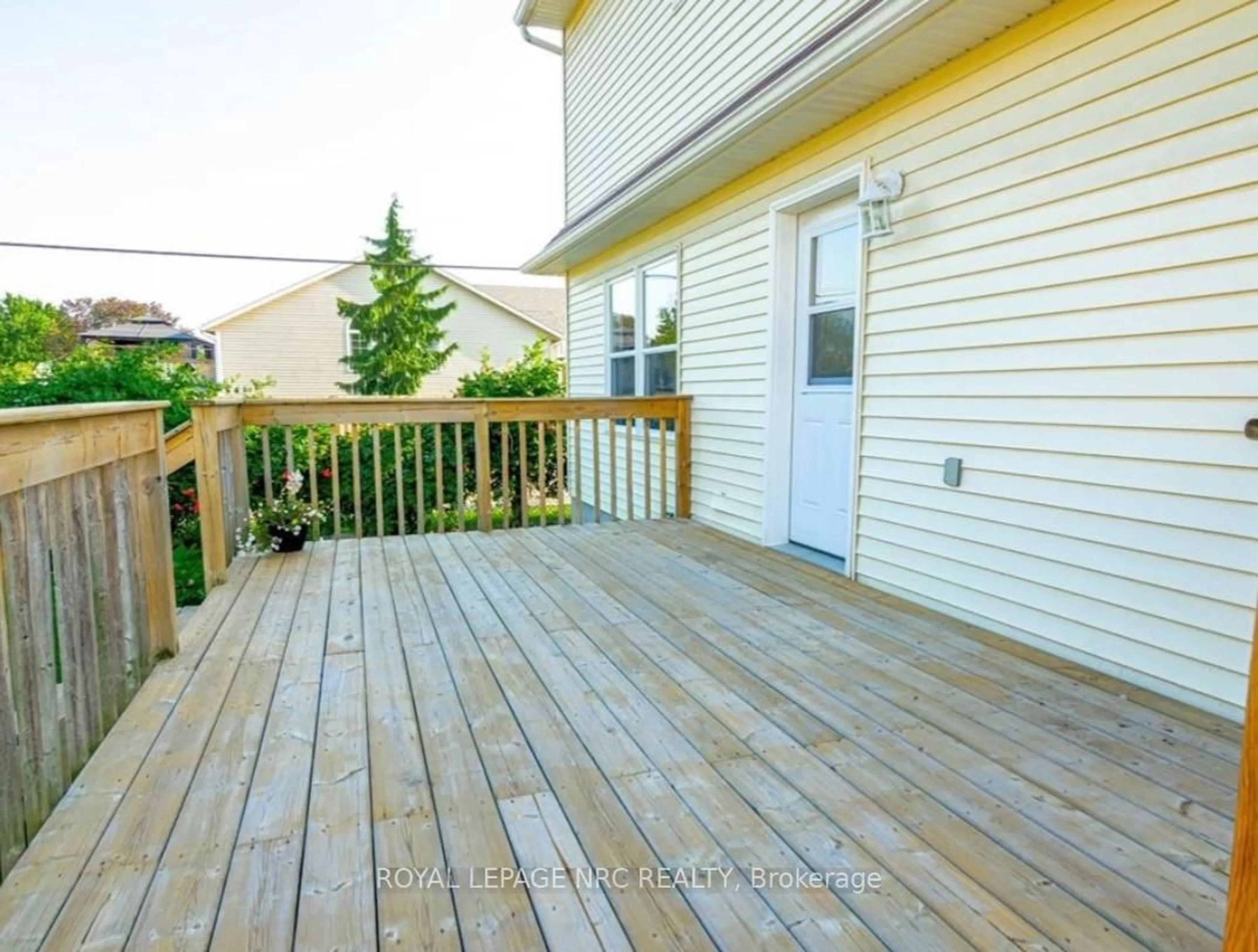 Patio, unknown for 3090 Dorchester Rd, Niagara Falls Ontario L2J 2Z7