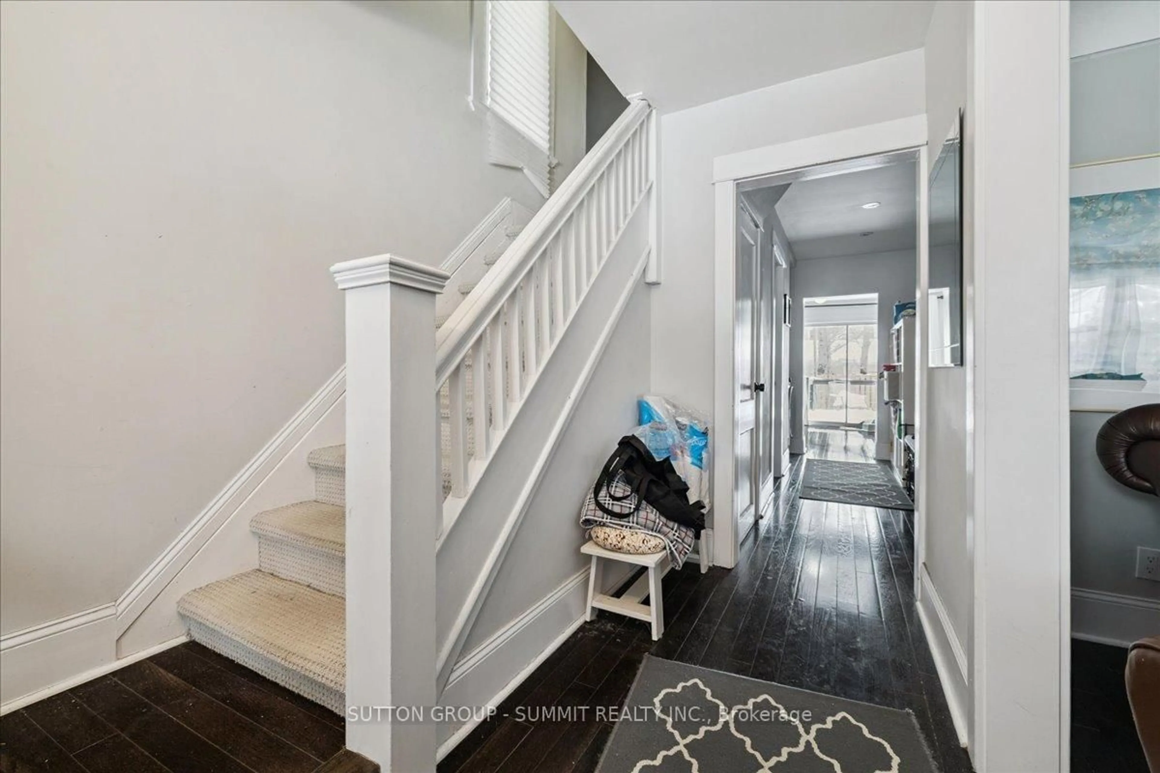 Indoor entryway for 9 Barclay St, Hamilton Ontario L8S 1P1